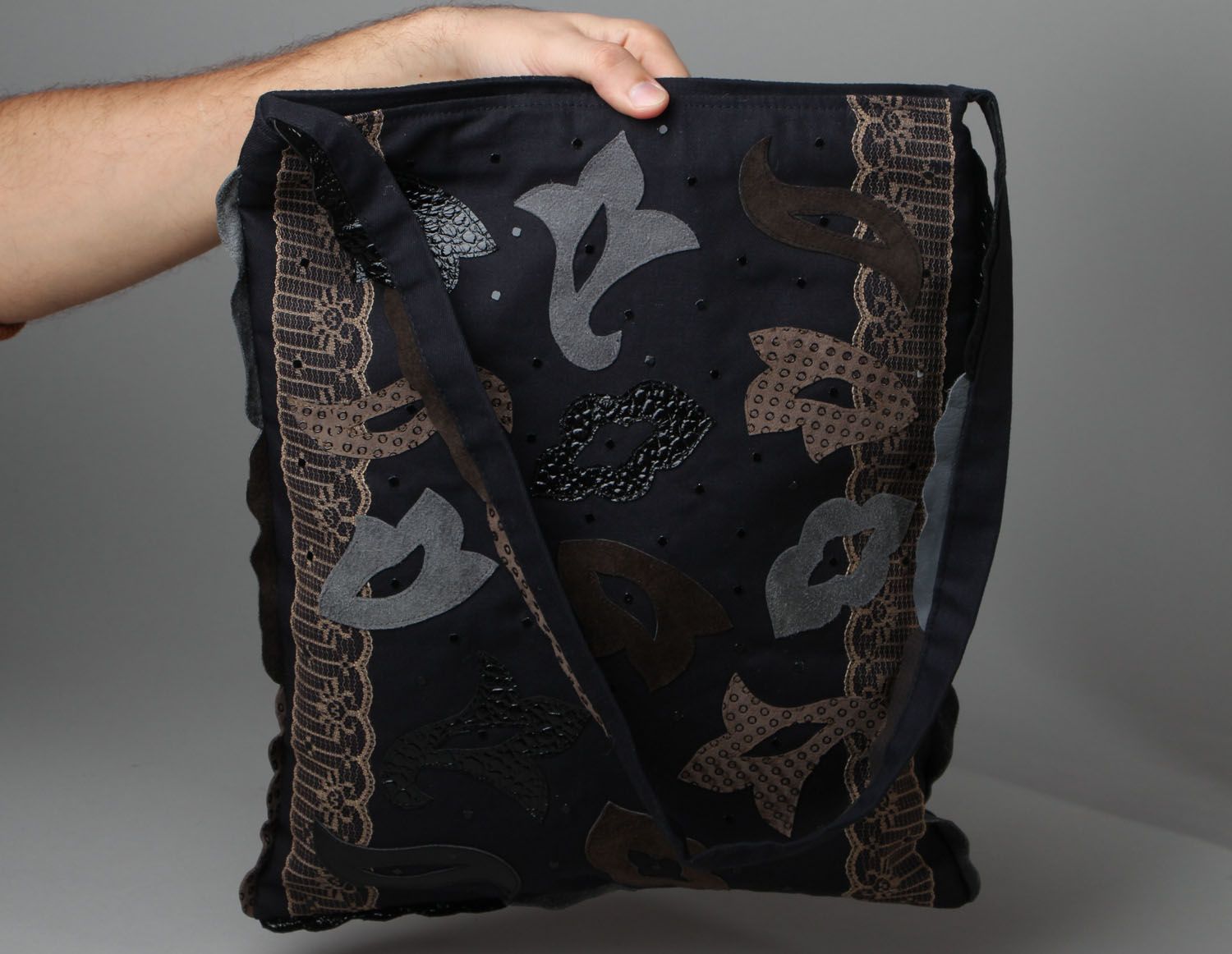 Bolsa de tecido escura costurada à mão  foto 4