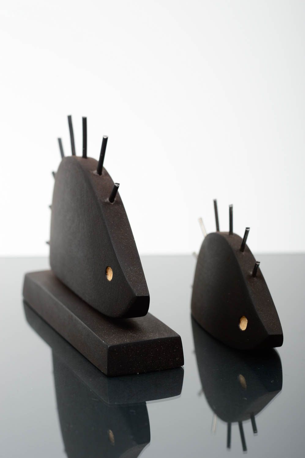 Комплект статуэток из древесины ясеня ручной работы черные в виде ежиков 2 шт фото 2