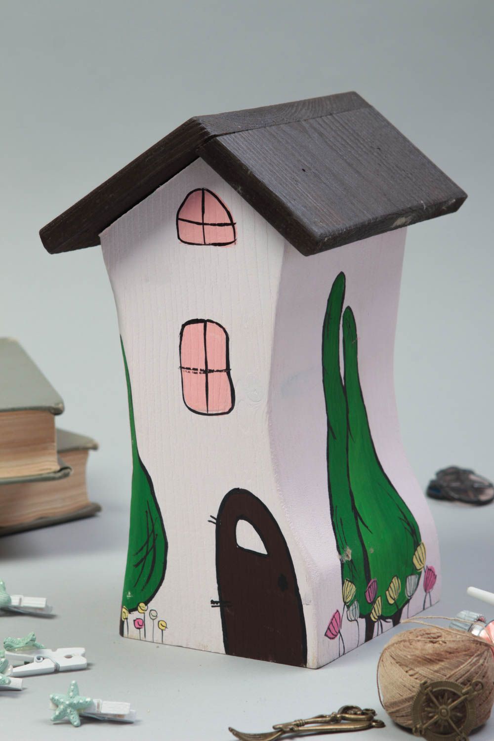 Figurine maison faite main Statuette en bois de pin peinte Décoration maison photo 1
