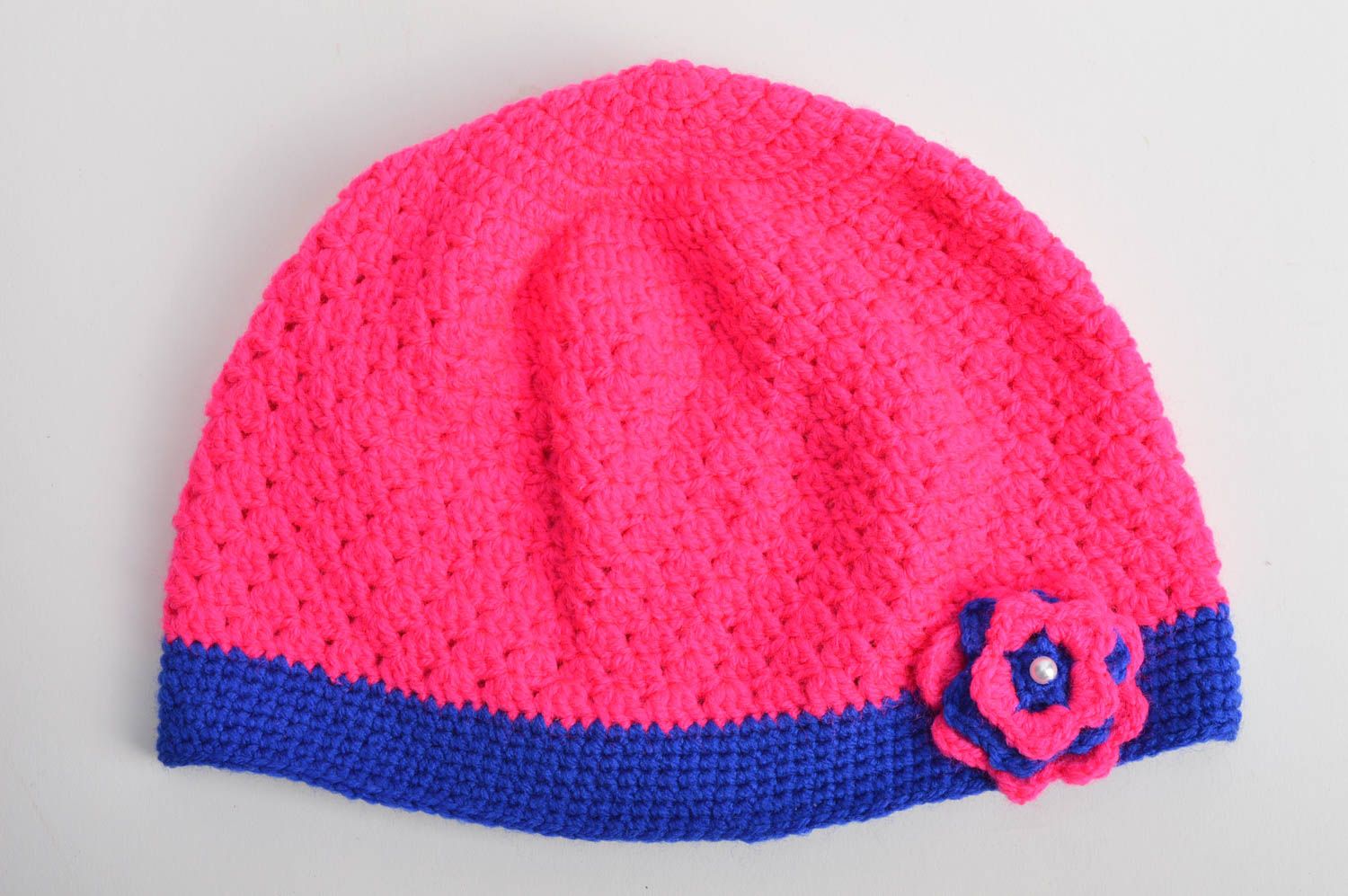 Детская шапка крючком розовая с синим для девочки с цветком ручной работы фото 2