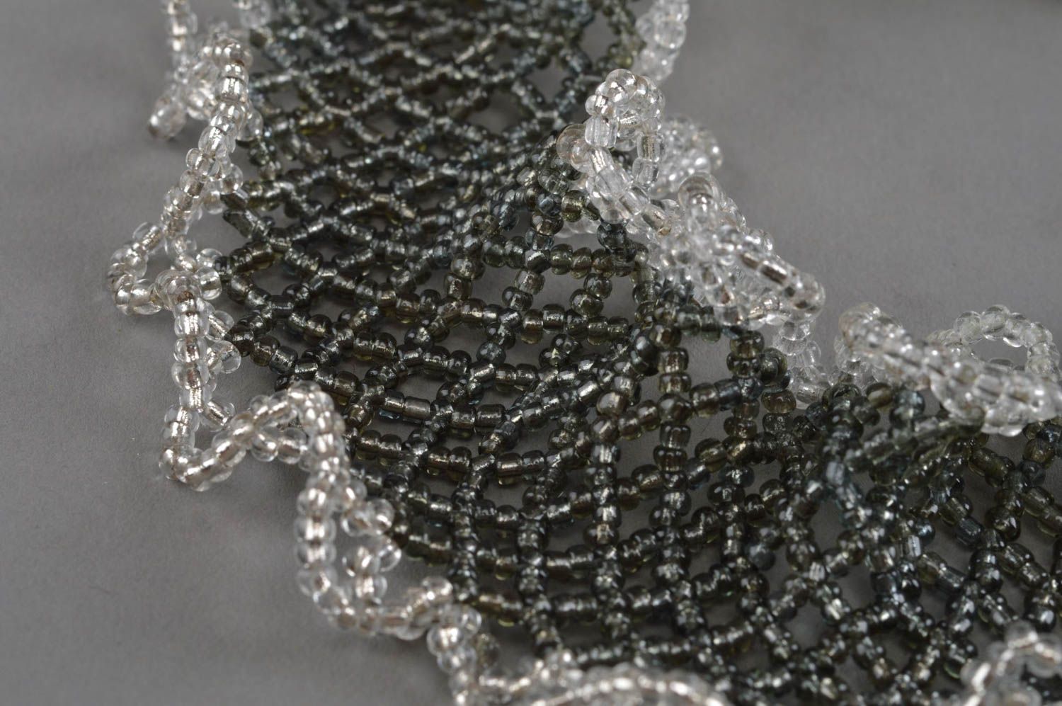 Collier gris en perles de rocaille et perles fantaisie fait main élégant photo 5