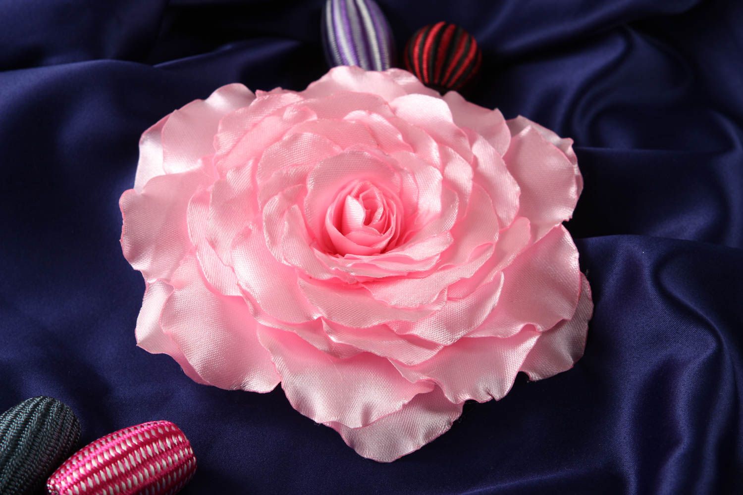 Barrette à cheveux fleur rose fait main en rubans de satin Accessoire femme photo 1