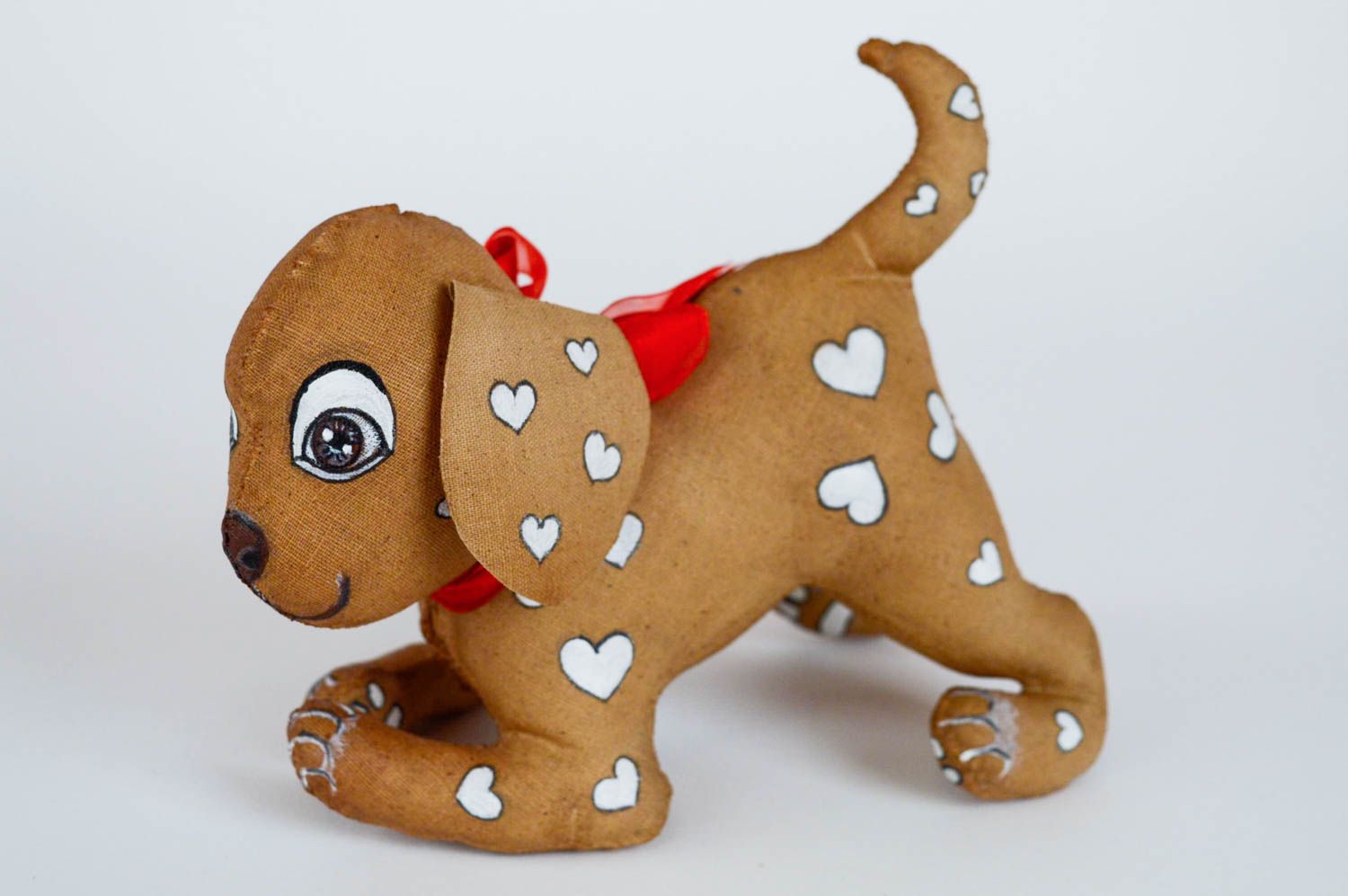 Мягкая игрушка собачка небольшая коричневая с сердечками ручная работа фото 1