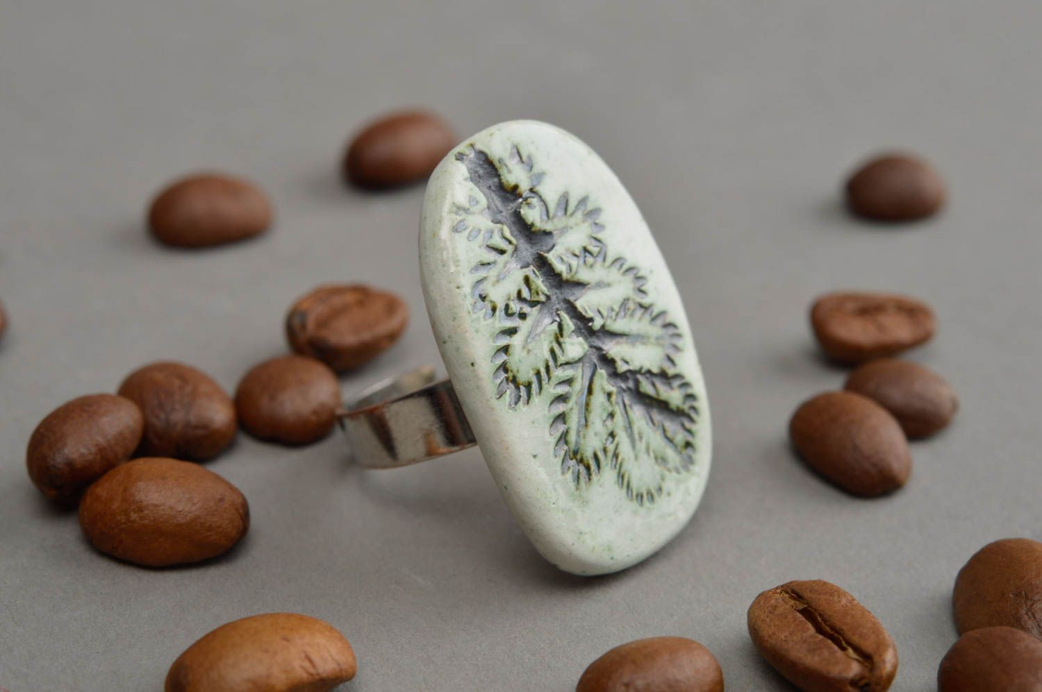 Origineller grüner schöner handgemachter Ring aus Ton für Frauen mit Glasur foto 1