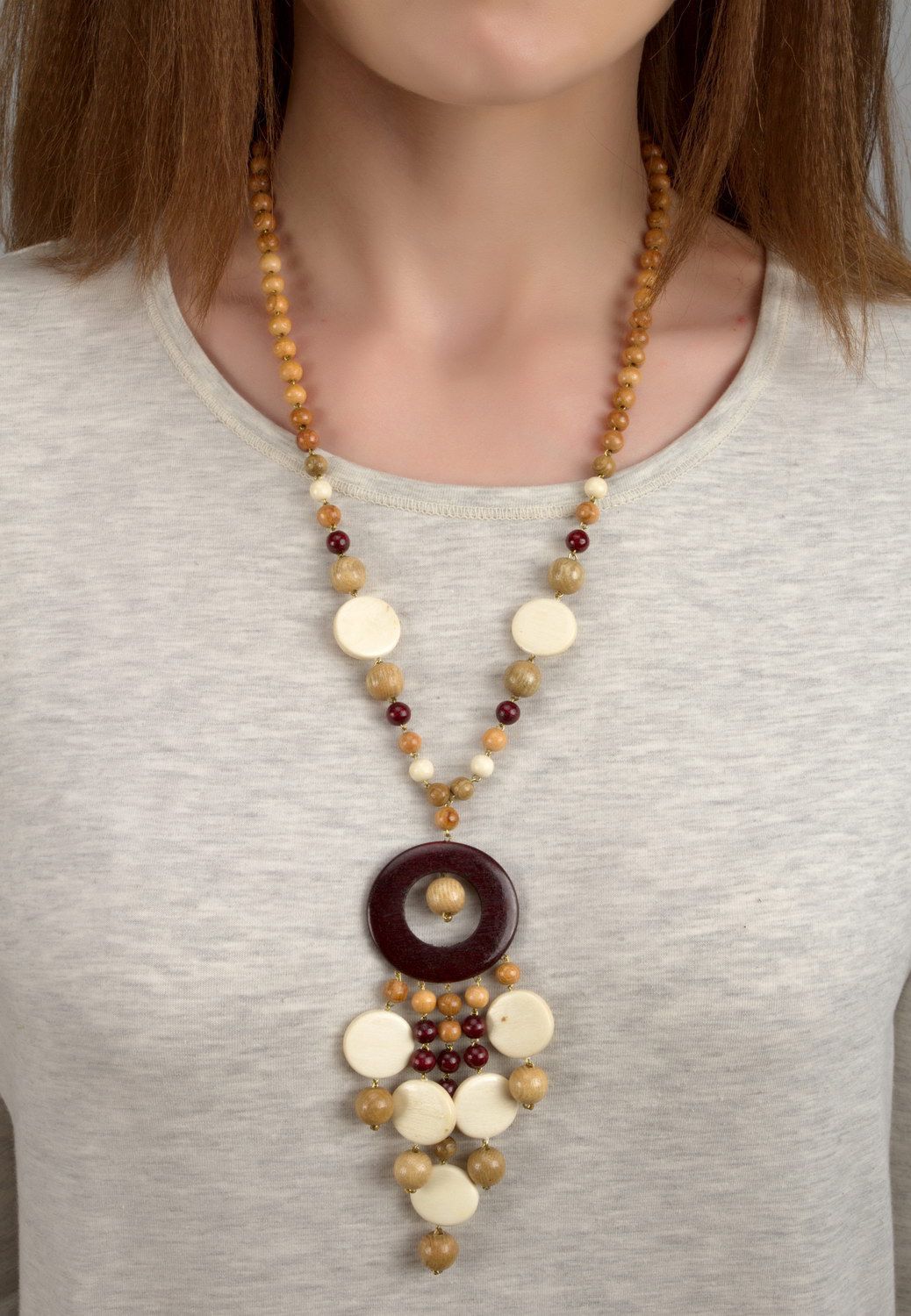 Halskette mit Perlen aus verschiedenen Hölzern, mit Verschluss  foto 4