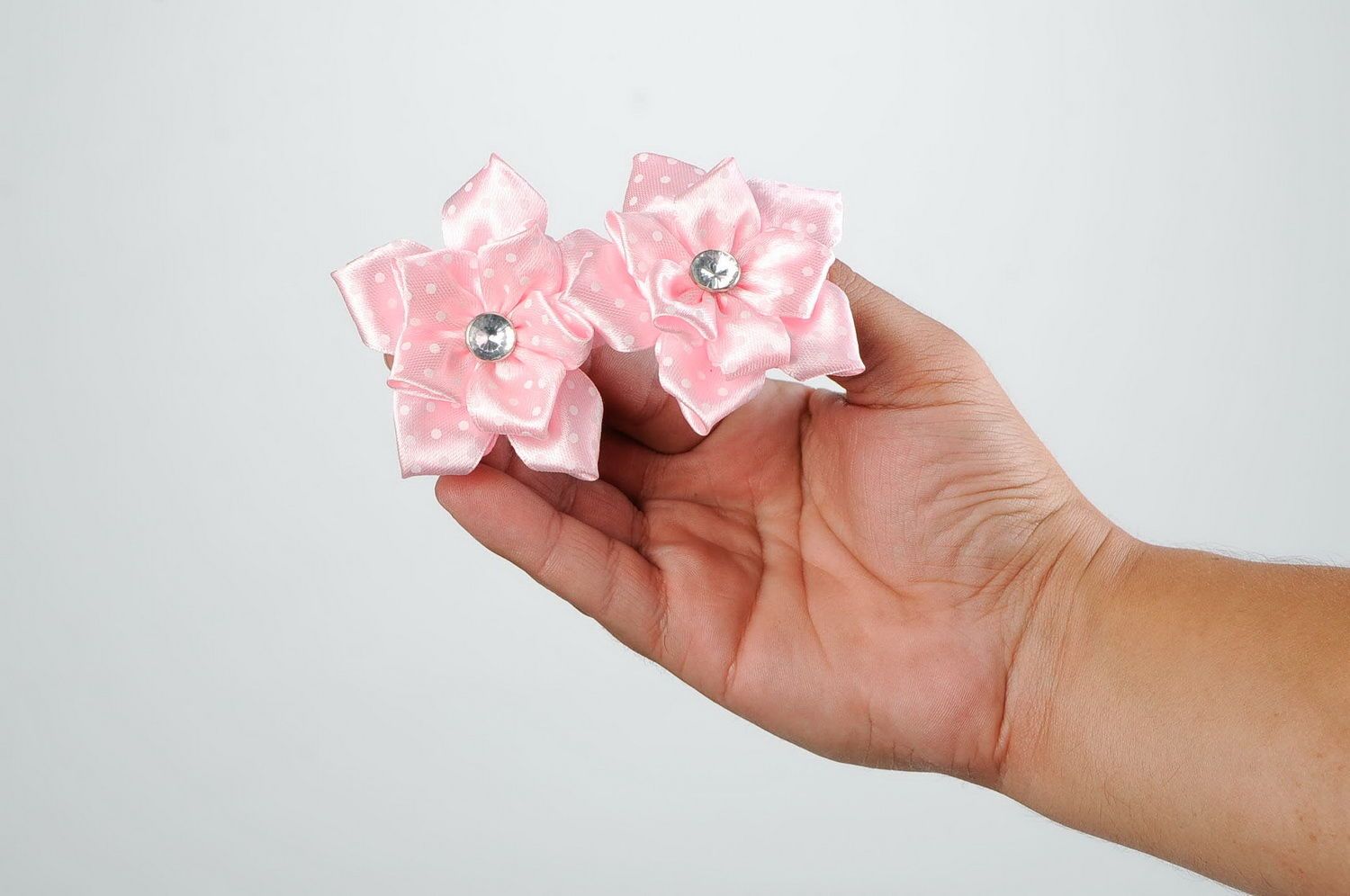 Комплект из двух розовых атласных резинок для волос фото 3