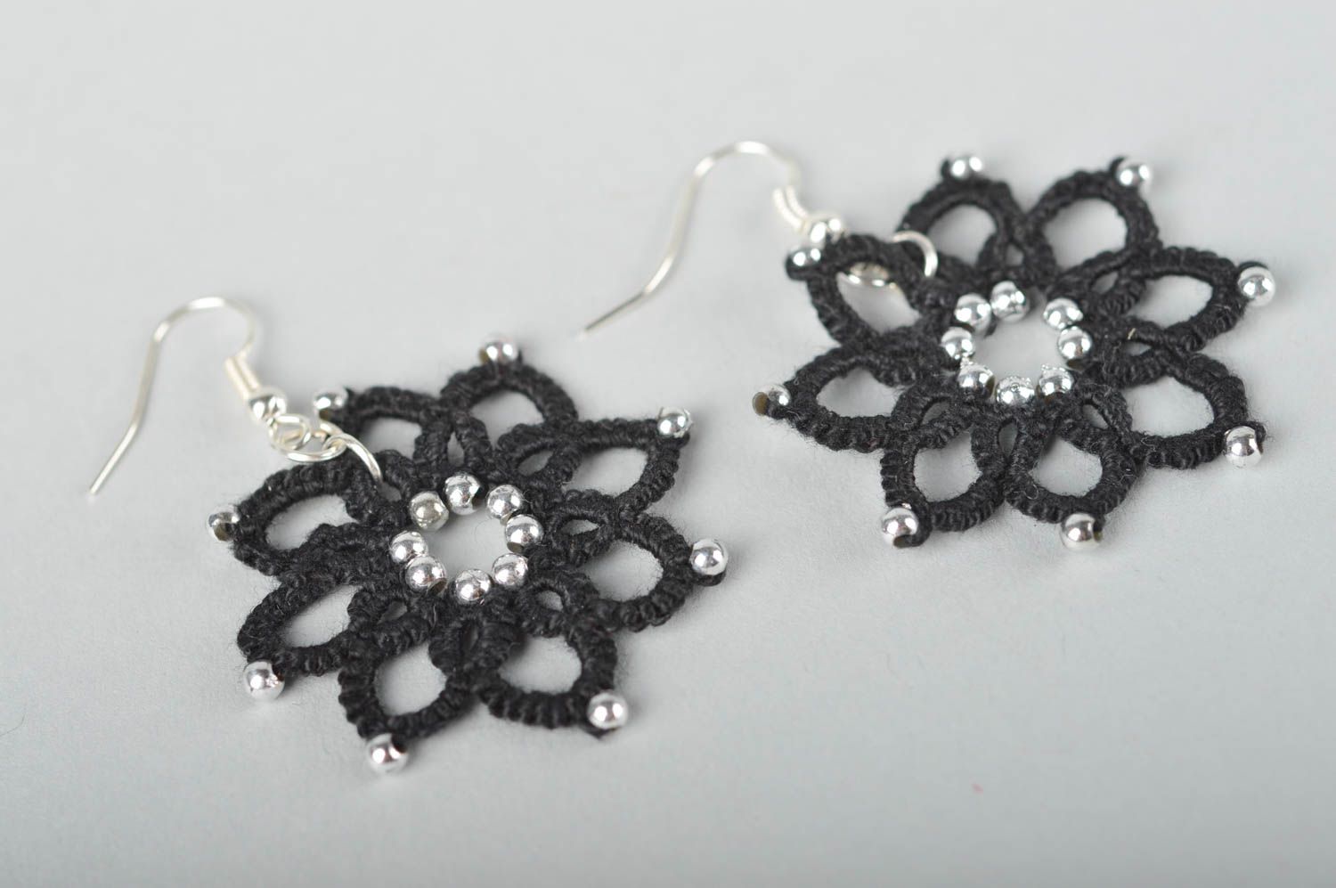 Boucles d'oreilles fait main Bijoux frivolité design fleur noire Cadeau femme photo 2