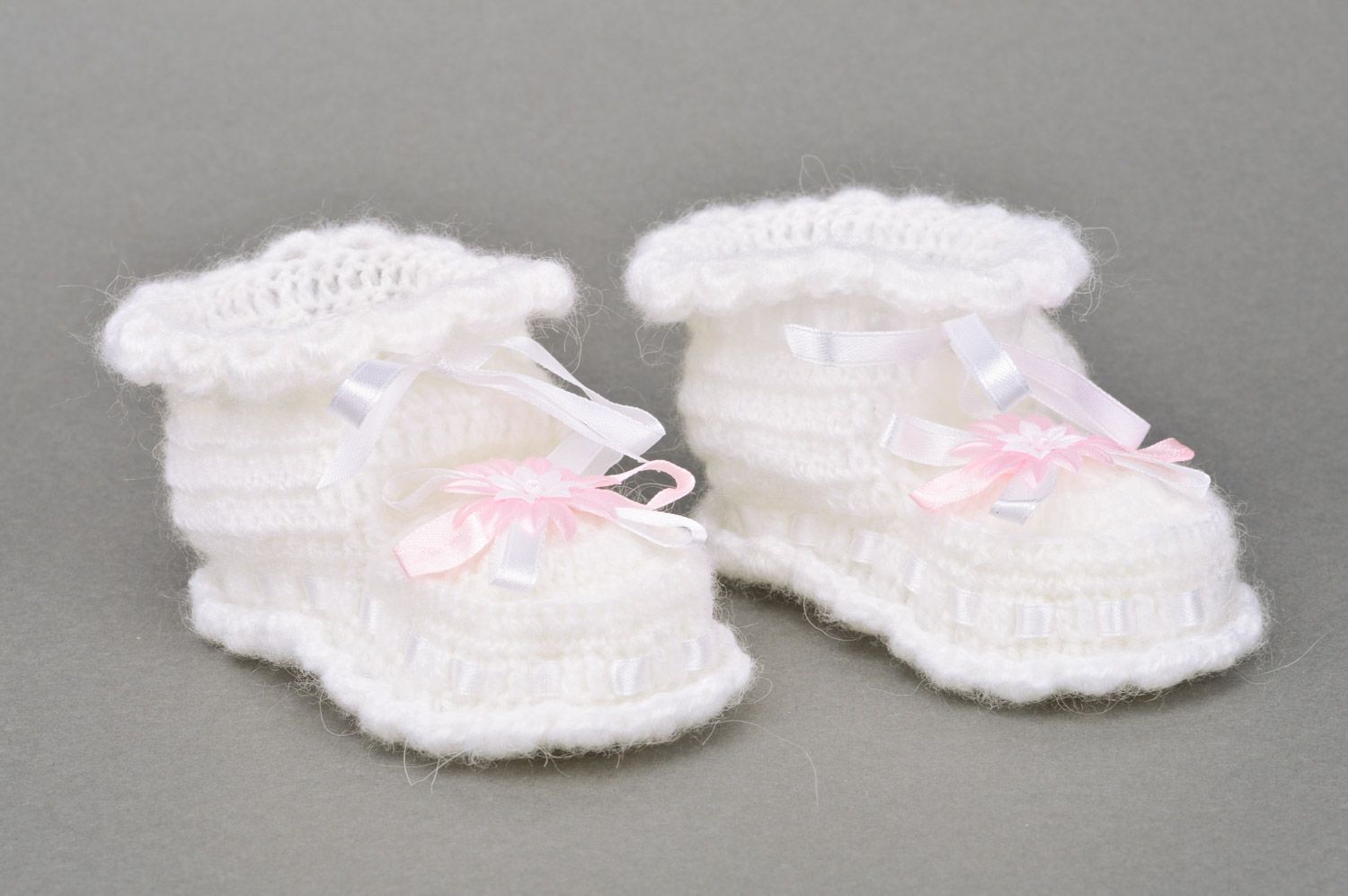 Gehäkelte Babyschuhe in Weiß mit rosa Bändern für Mädchen handmade  foto 2