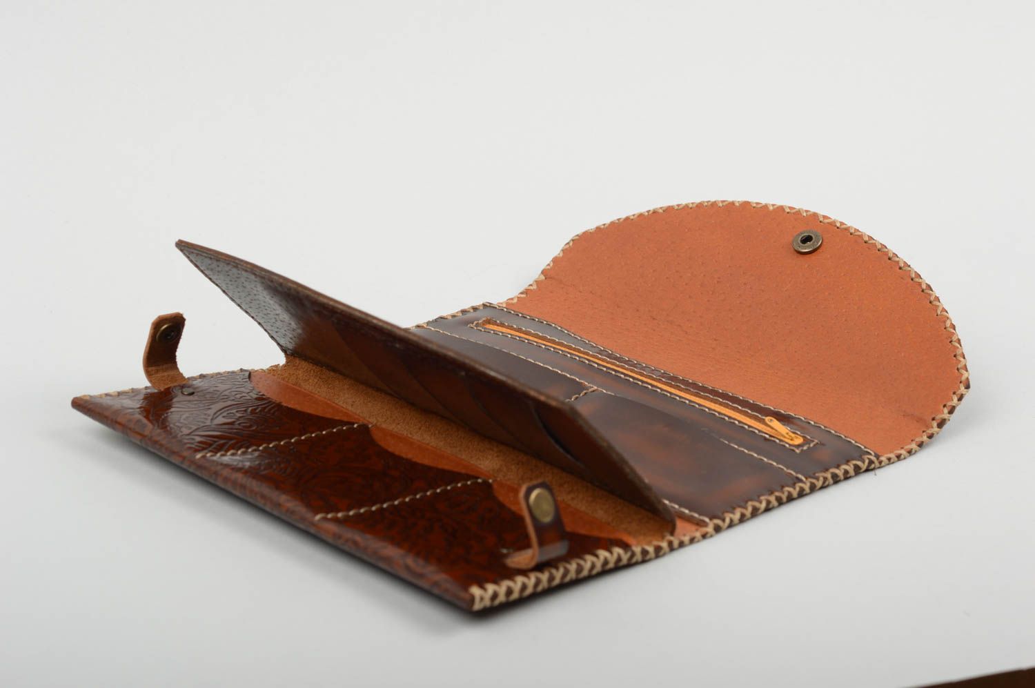 Schönes modisches braunes handgemachtes Portemonnaie aus Leder mit Mustern foto 3