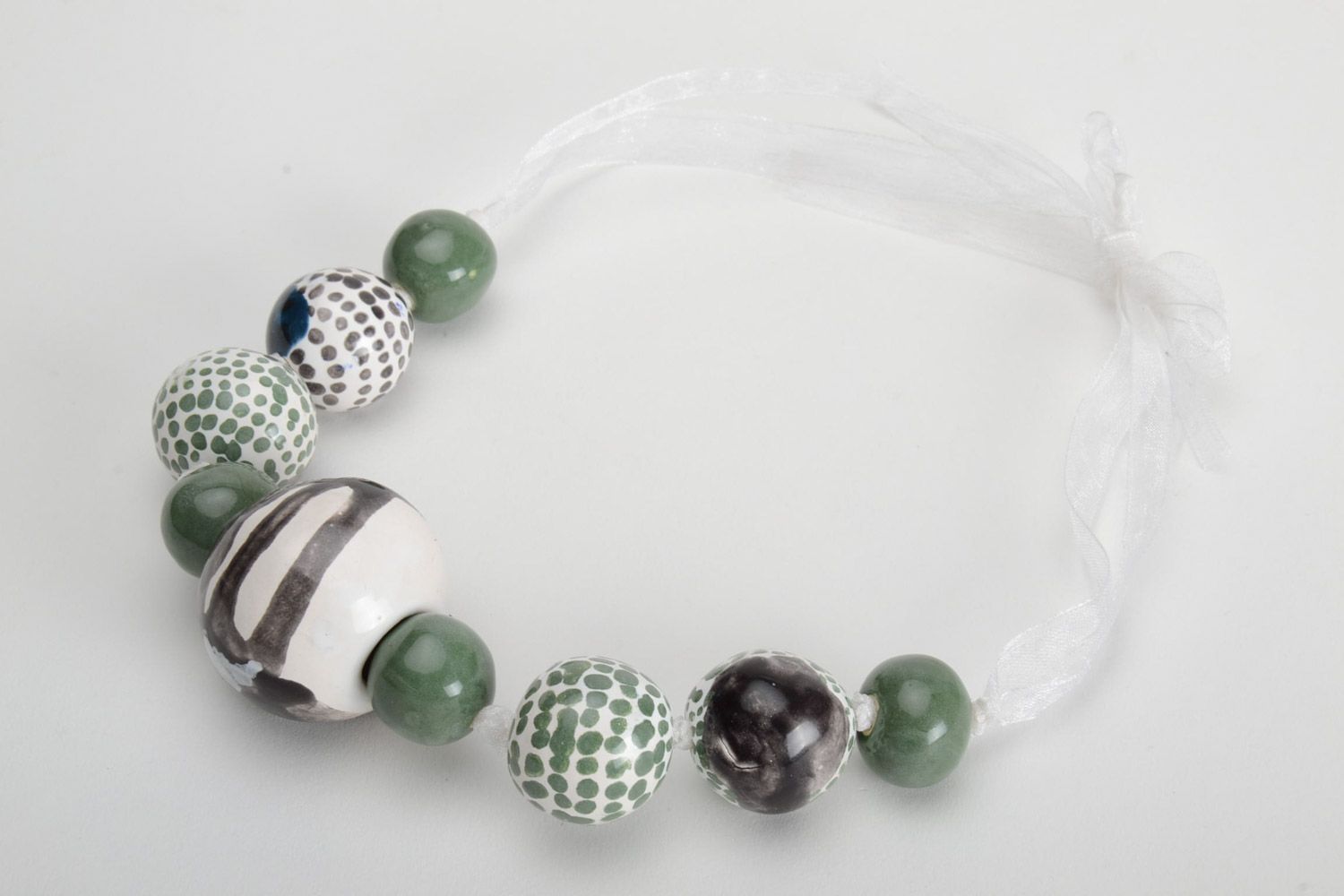 Крупное глиняное ожерелье с росписью эмалями на шнуре ручной работы серо-зеленое фото 2