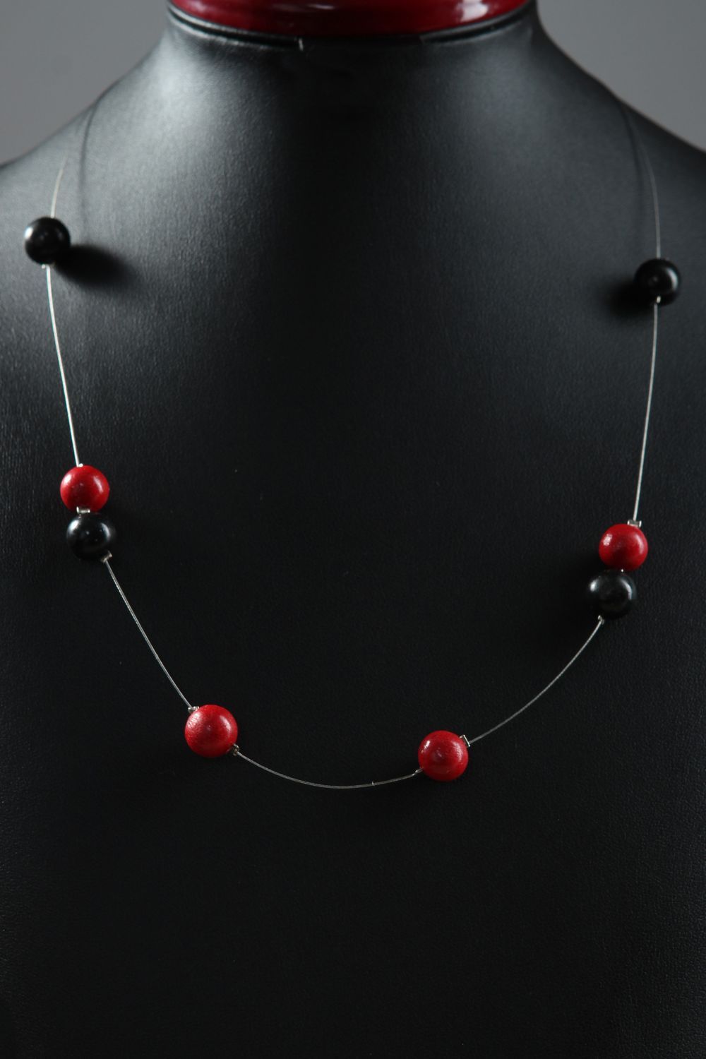 Collier fin Bijou fait main perles noires et rouges pâte polymère Cadeau femme photo 1