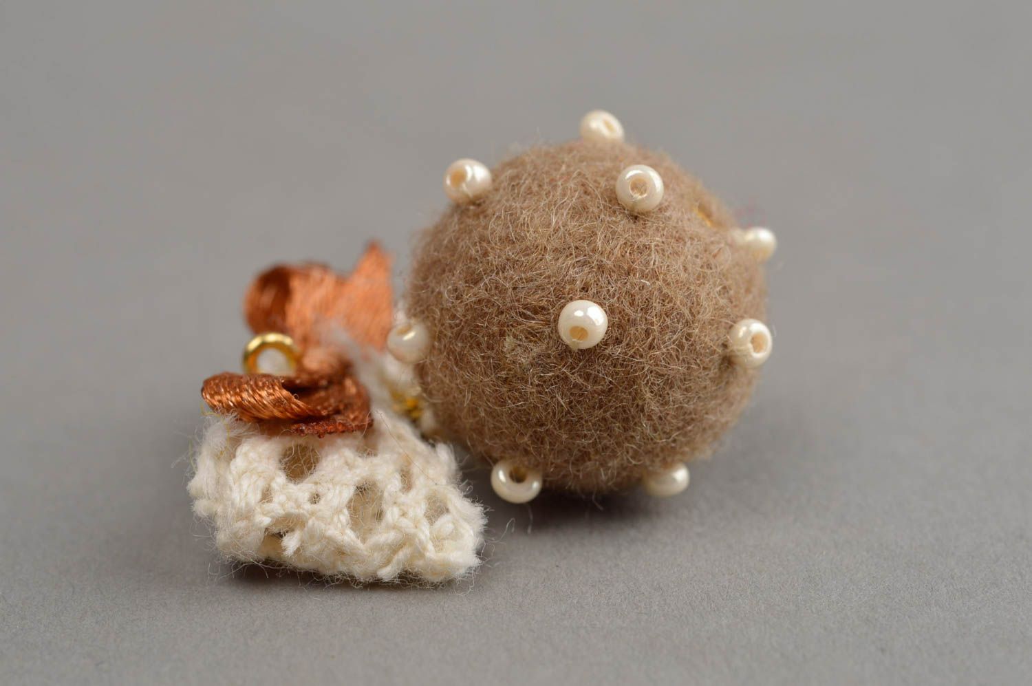 Pendentif boule beige design de créateur fait main en laine technique feutrage photo 4