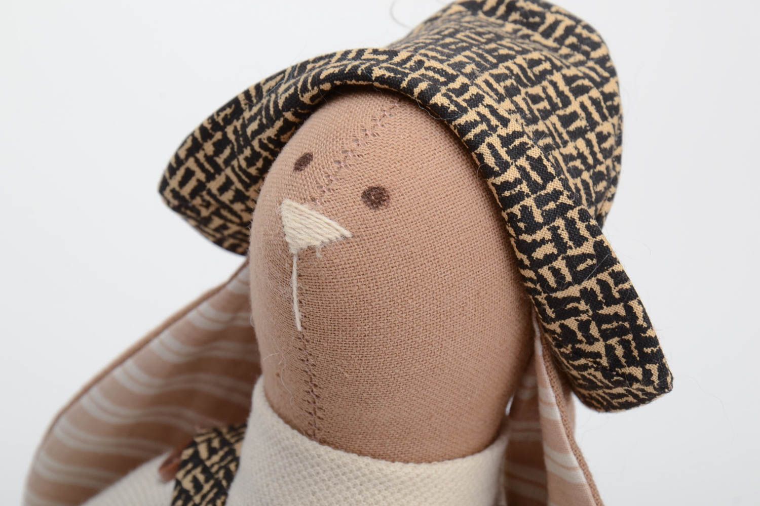 Peluche lapin faite main en coton pattes mobiles jouet original de créateur photo 3