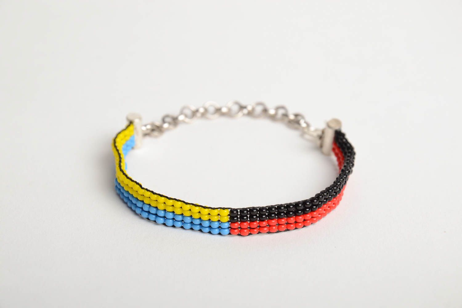 Bracelet fin en perles de rocaille bleu jaune noir rouge sur chaîne fait main photo 3
