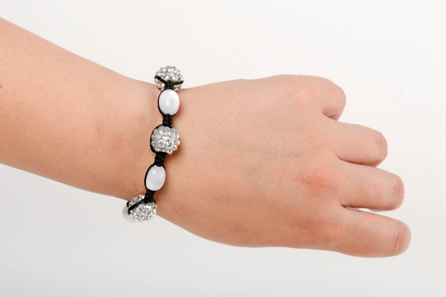 Bracelet en cordon tressé ciré et perles en plastique fait main blanc noir photo 5