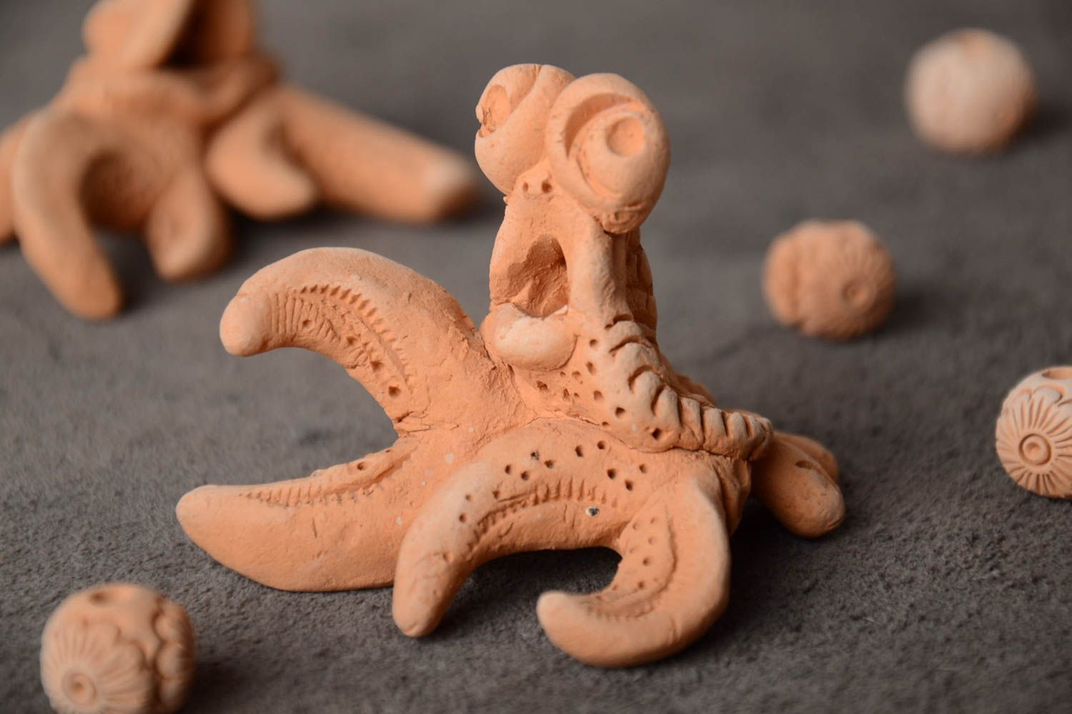 Figurine crabe céramique modelée faite main décorative originale marron photo 1
