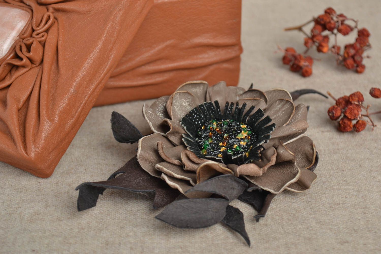 Broche fleur Bijou fantaisie fait main en cuir marron clair Accessoire femme photo 1