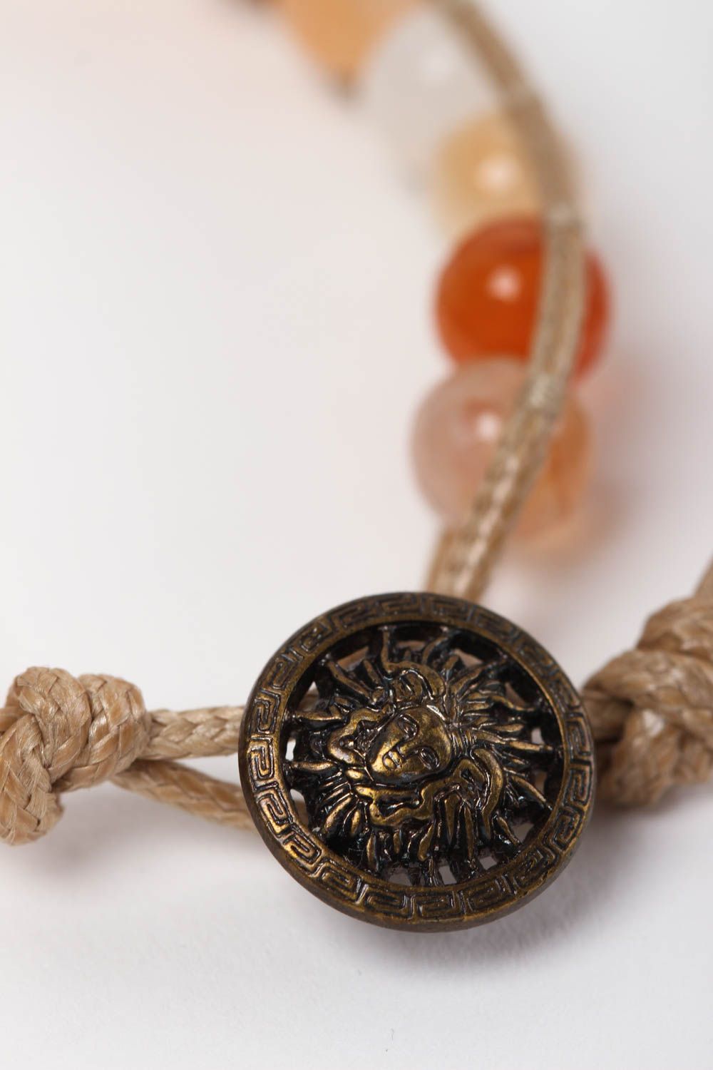 Коричневый браслет из бусин ручной работы браслет из камней авторская бижутерия фото 4