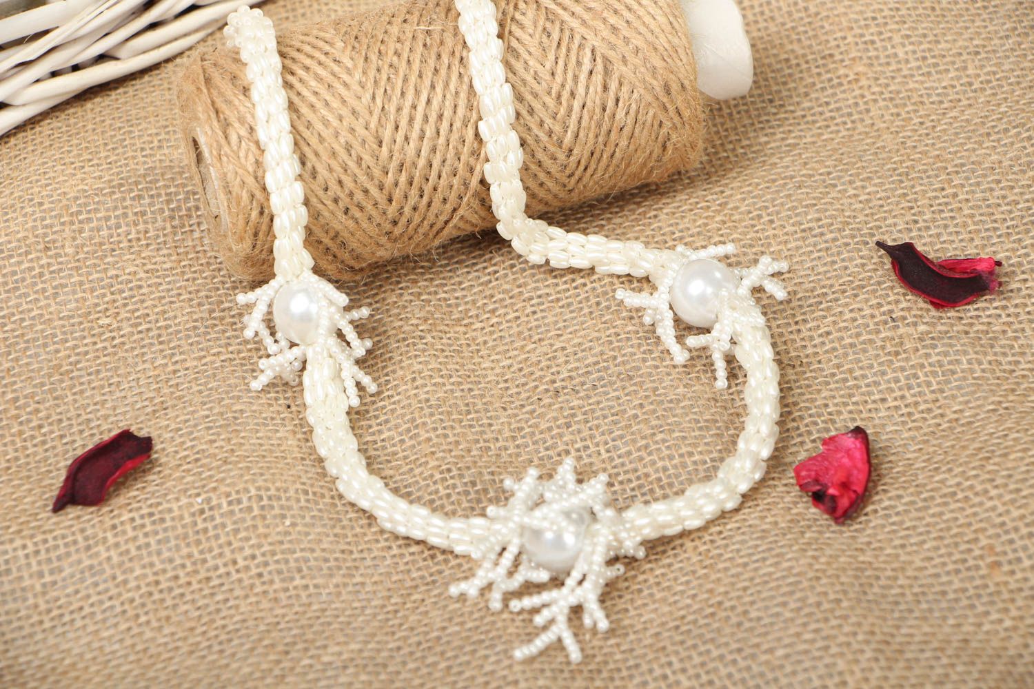 Плетеное ожерелье из ниток белое с бусинами фото 4