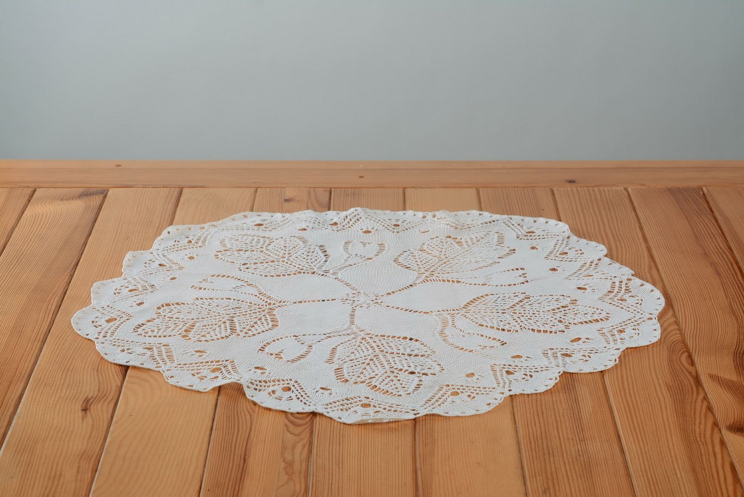 Decorative crocheted napkin photo 1