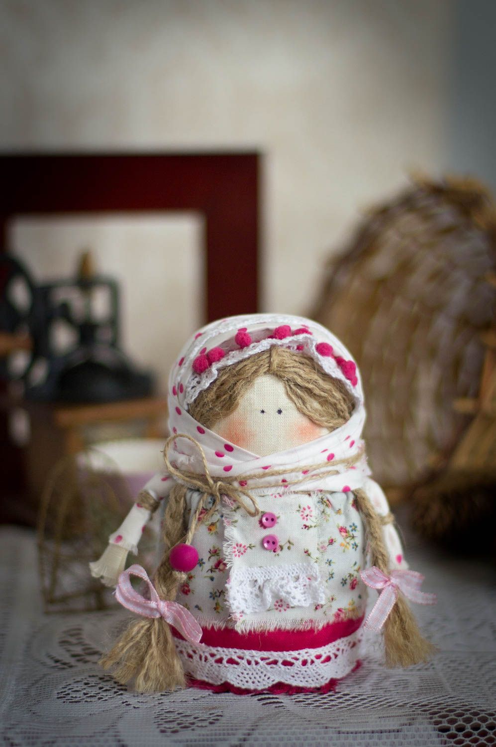 Künstlerische Designer Ethno Puppe aus Textil für Dekor handgeschaffen schön foto 1
