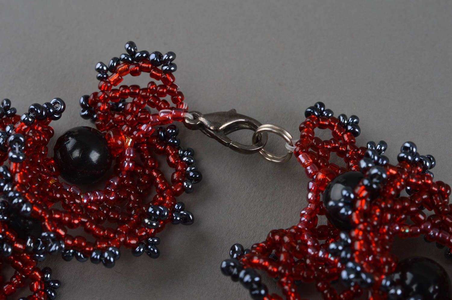 Красивое женское ожерелье из бисера и бусин сплетенное вручную Черные ягоды фото 5