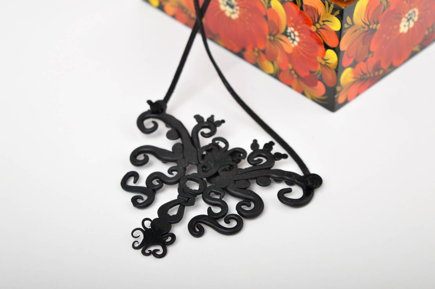 Handmade schwarzer Modeschmuck Anhänger Polymer Schmuck Accessoire für Frauen  foto 1