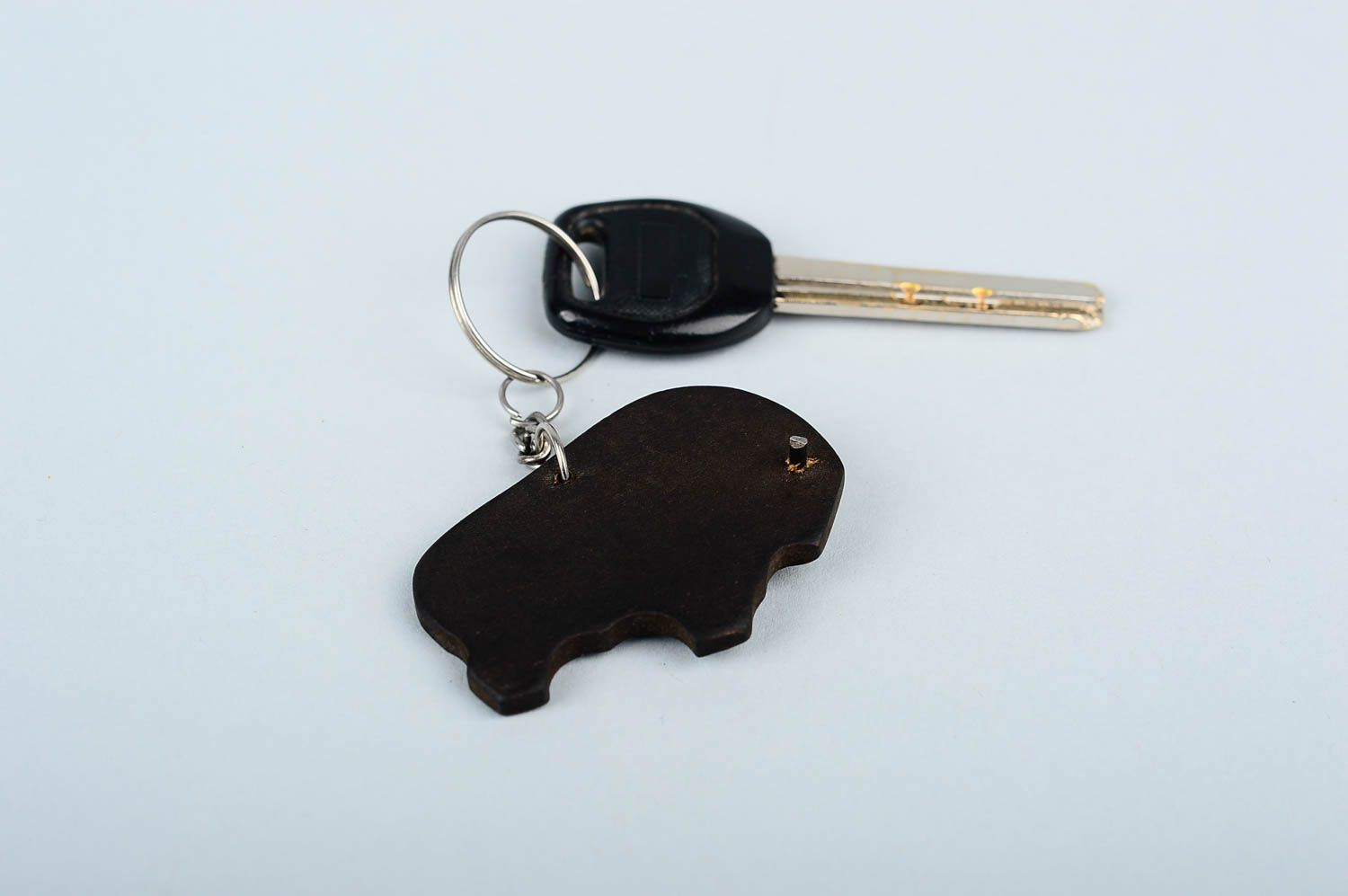 Брелок для ключей сувенир ручной работы брелок из дерева в виде черного быка фото 1