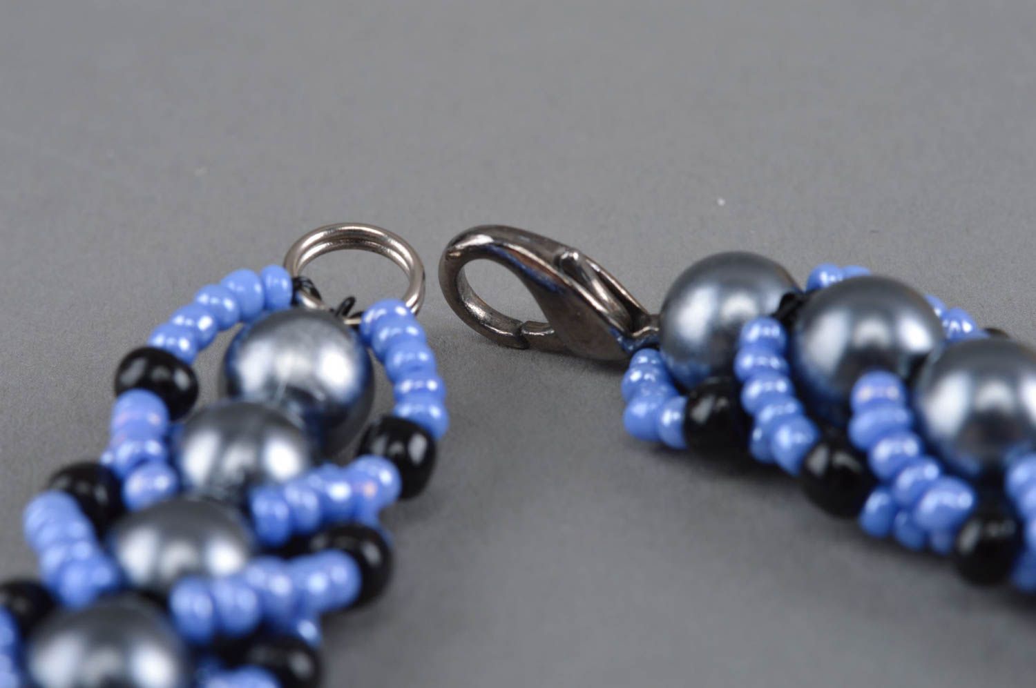 Collier en perles de rocaille bleu ciel et noir original fait main pour femme photo 4