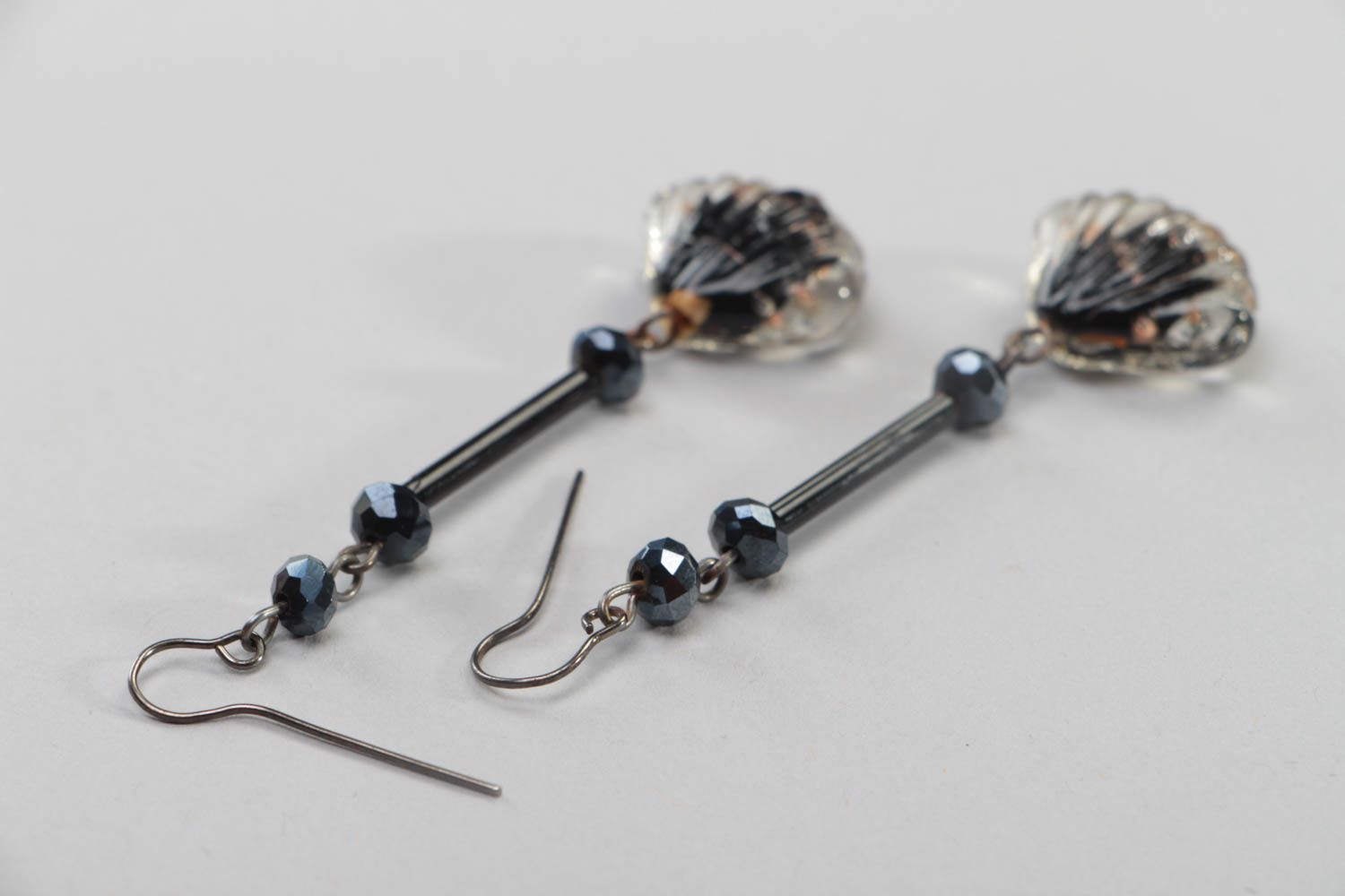Boucles d'oreilles pendantes coquillages en verre millefiori noires faites main photo 4