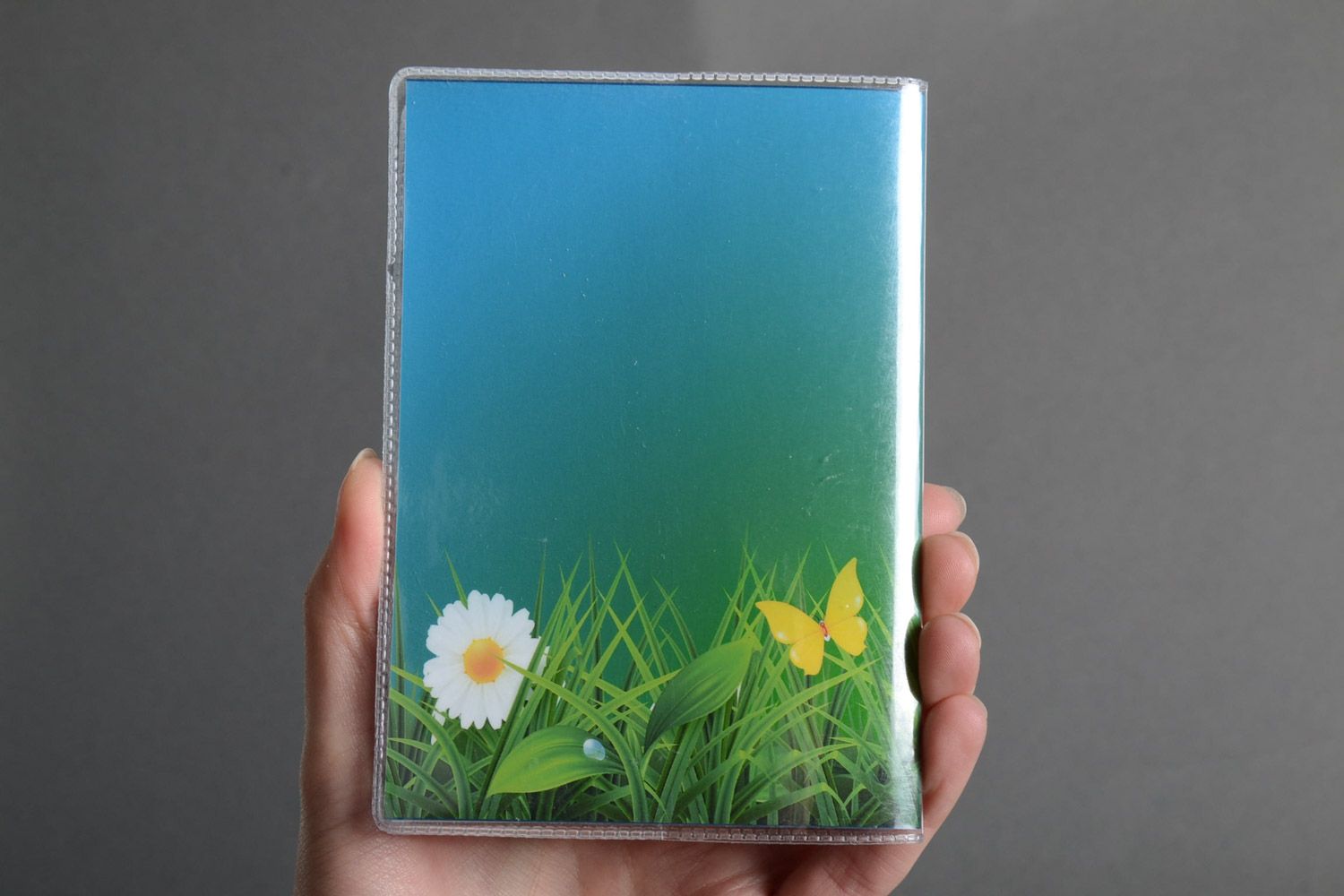 Schöne handmade Passhülle mit Blumenmotiv aus Kunststoff und Photopapier foto 5