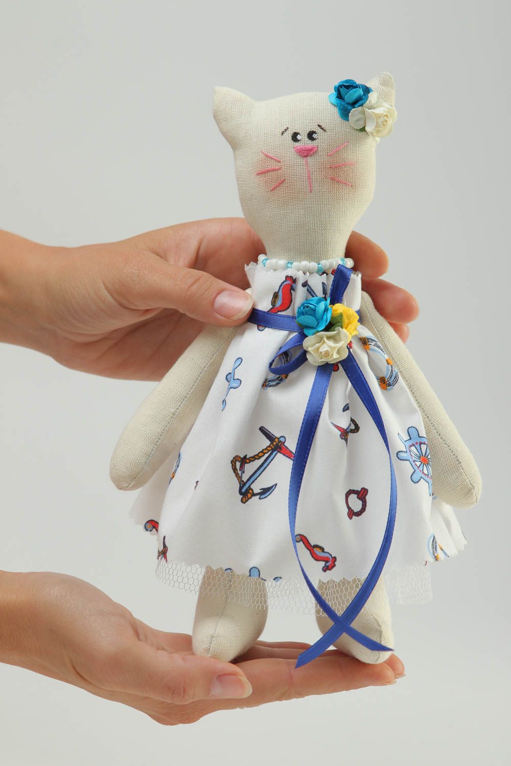 Juguete artesanal muñeca de peluche decorativa regalo original Gatita blanda foto 5