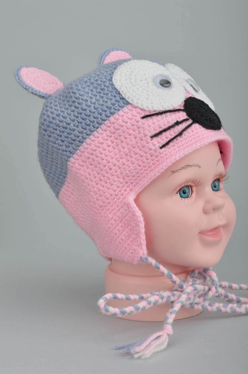 Вязаная шапка крючком красивая в виде мышки детская серая с розовым хэнд мейд фото 5