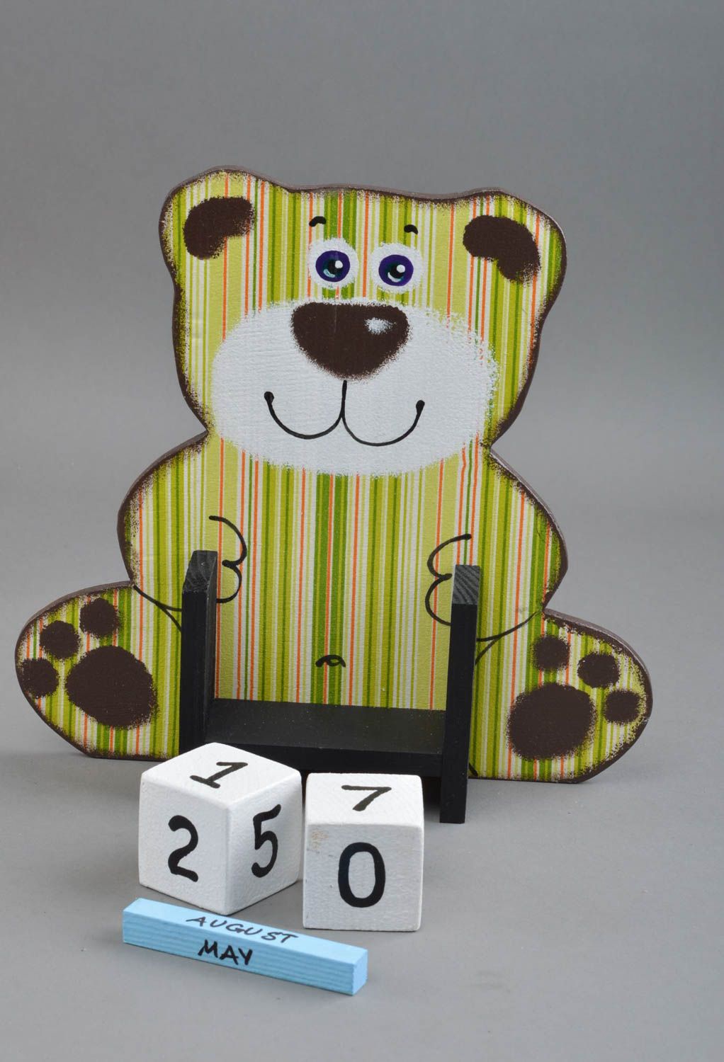 Grüner Holz Tischkalender für Kinder in Form von Bären für 4 Monate handmade foto 3