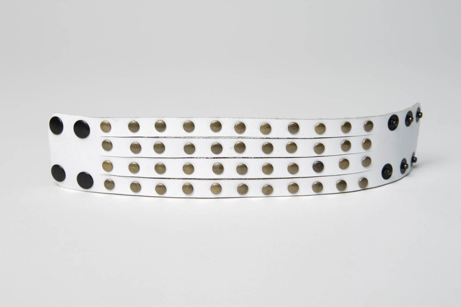 Bracelet en cuir blanc Bijou fait main multirang avec rivets Cadeau pour femme photo 3