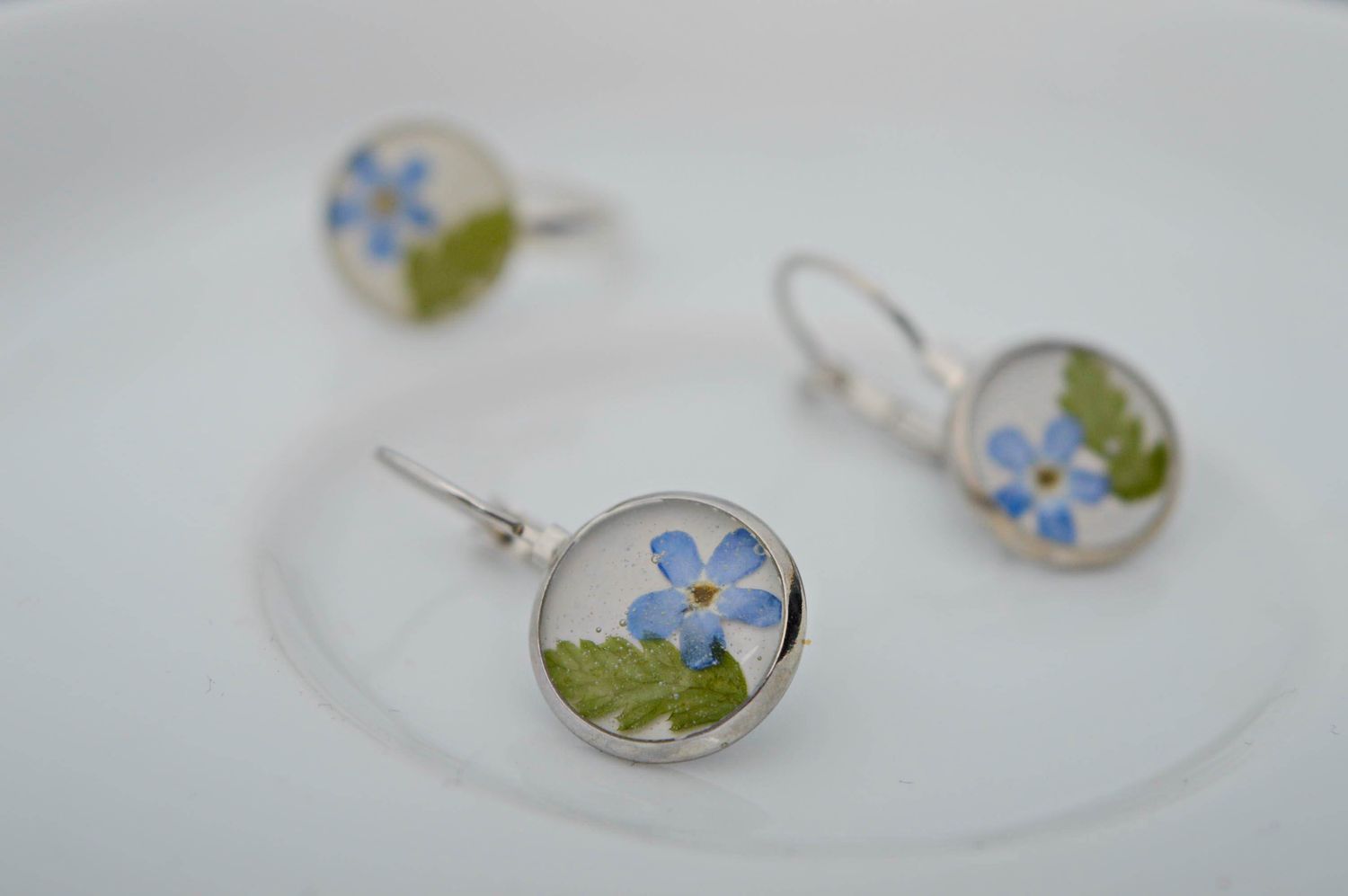 Earrings and ring with natural flowers embedded in epoxy resin photo 2