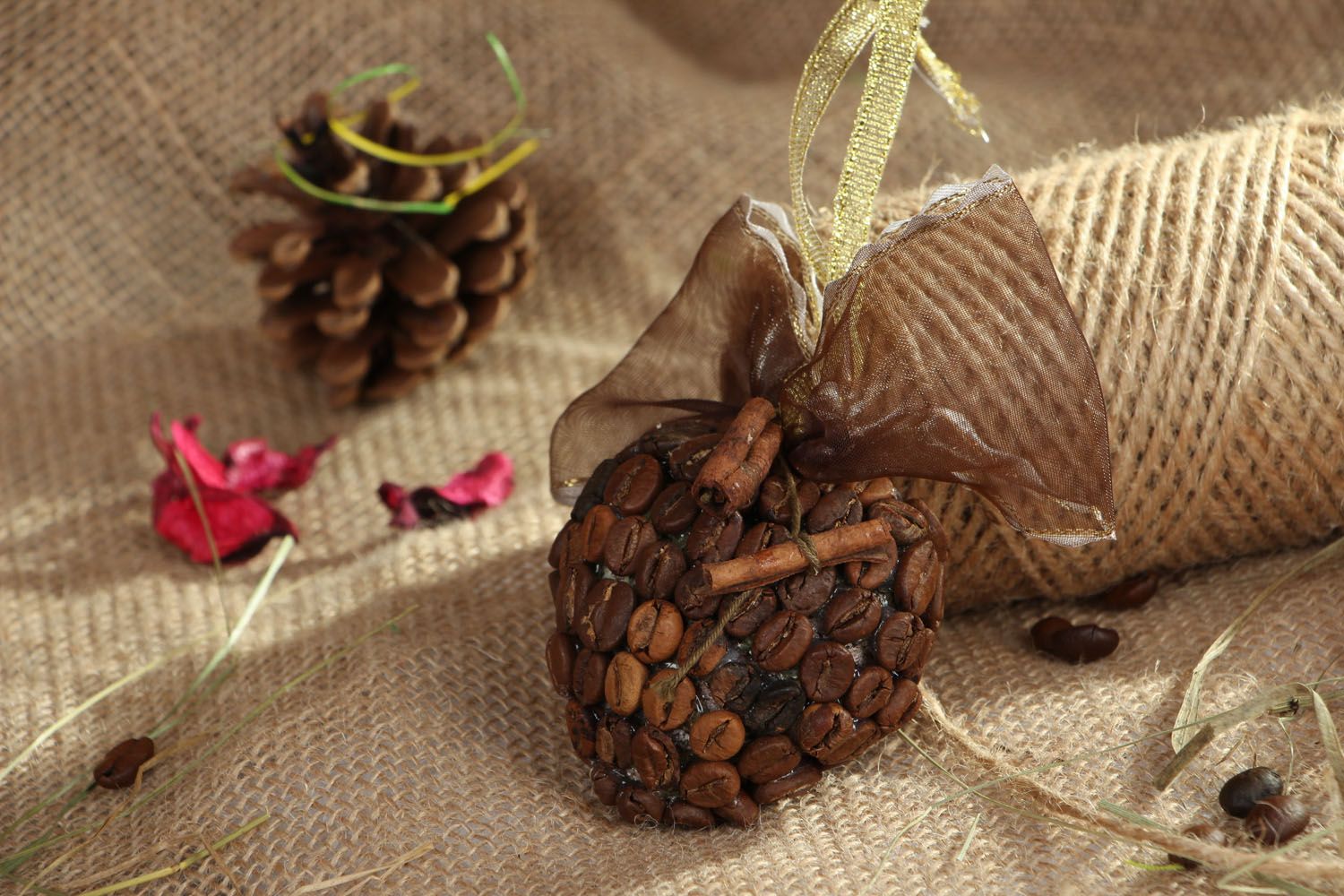 Interior pendant made of coffee beans photo 5