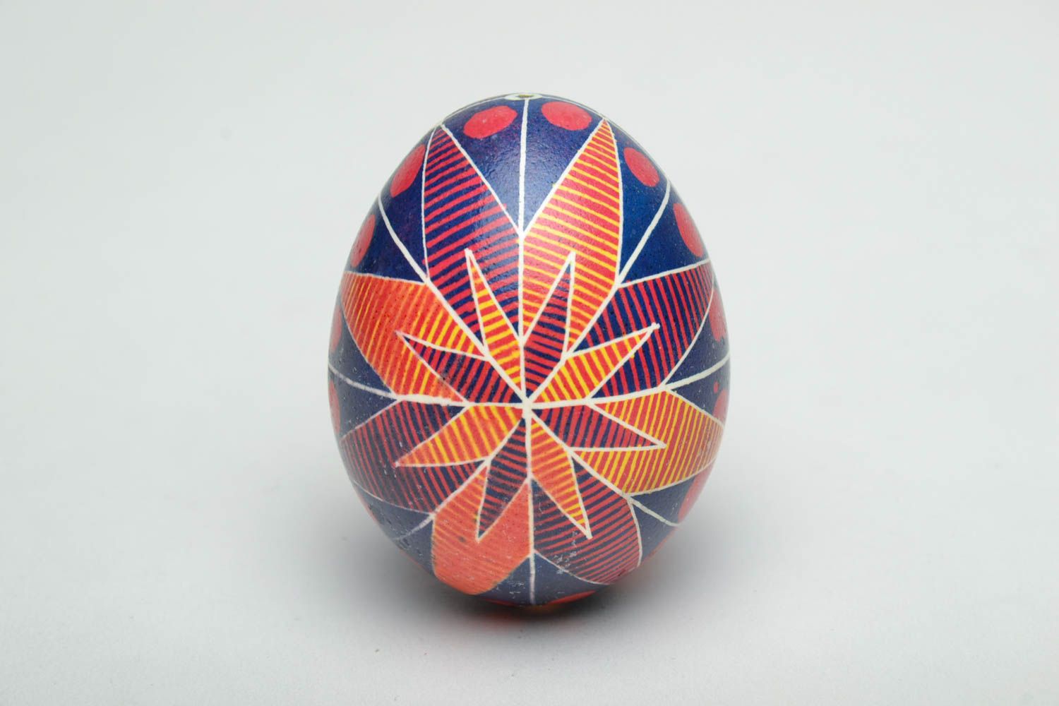 Huevo decorativo de Pascua pintado en estilo ucraniano foto 2