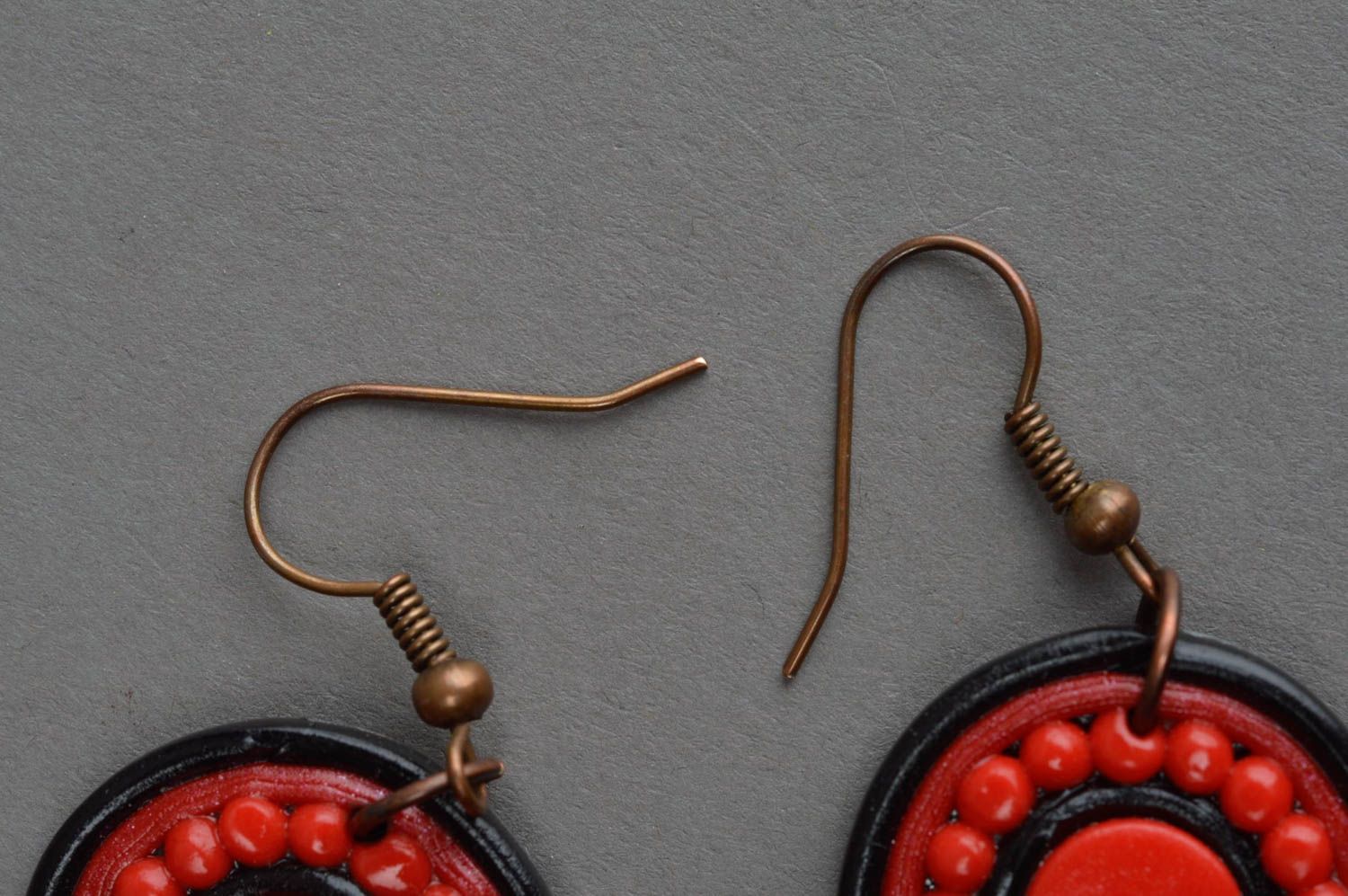 Rote handgemachte Ohrringe mit Anhängern aus Polymerton mit Soutache Muster foto 4