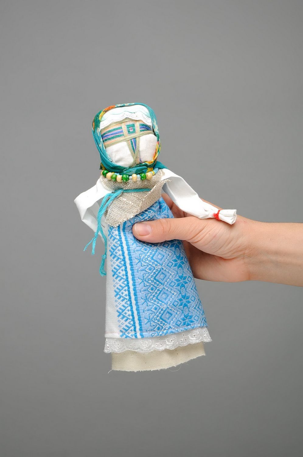 Bambola etnica di stoffa fatta a mano amuleto talismano slavo vestito azzurro foto 2