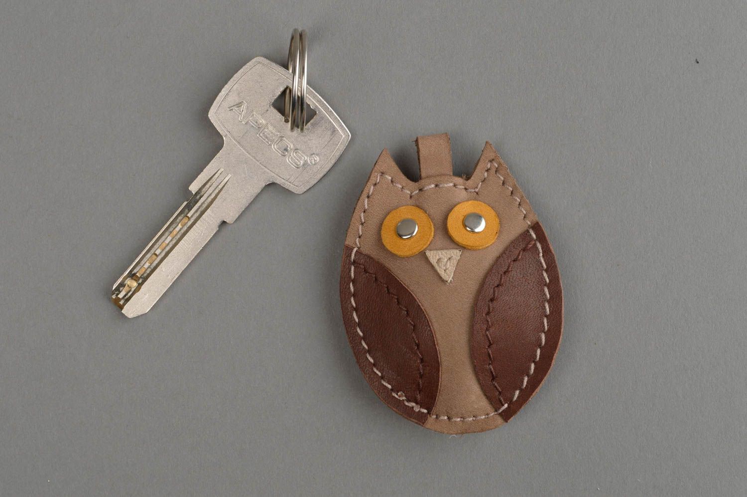 Porte-clés en vrai cuir fait main original en forme de hibou marron de créateur photo 1