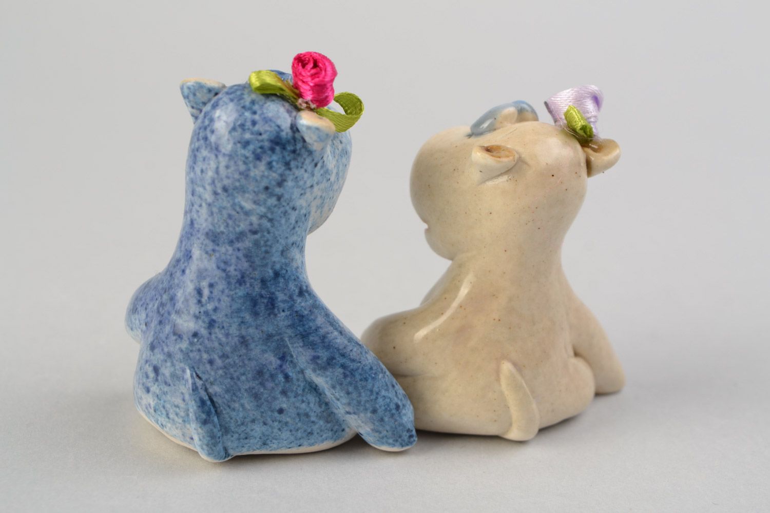 Petites figurines en céramique peintes blanche et bleue faites main hippos photo 5