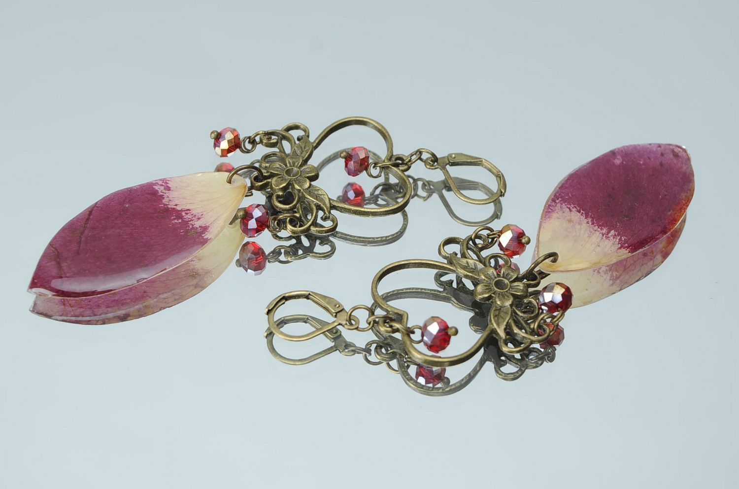 Ohrringe aus Rosenblättern und Kristallglasperlen foto 3