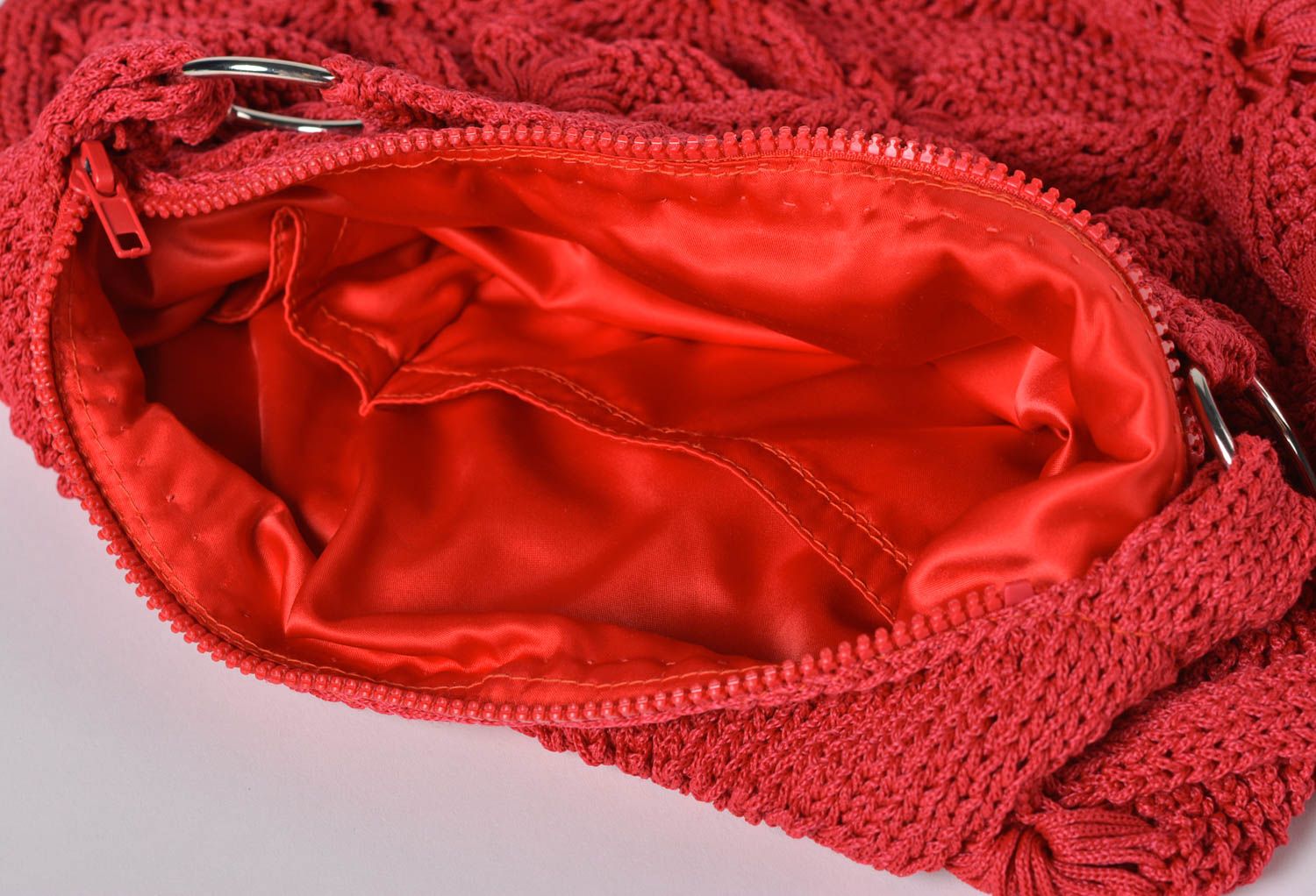 Handgemachte schöne originelle gehäkelte Handtasche in Rot mit Futter foto 4