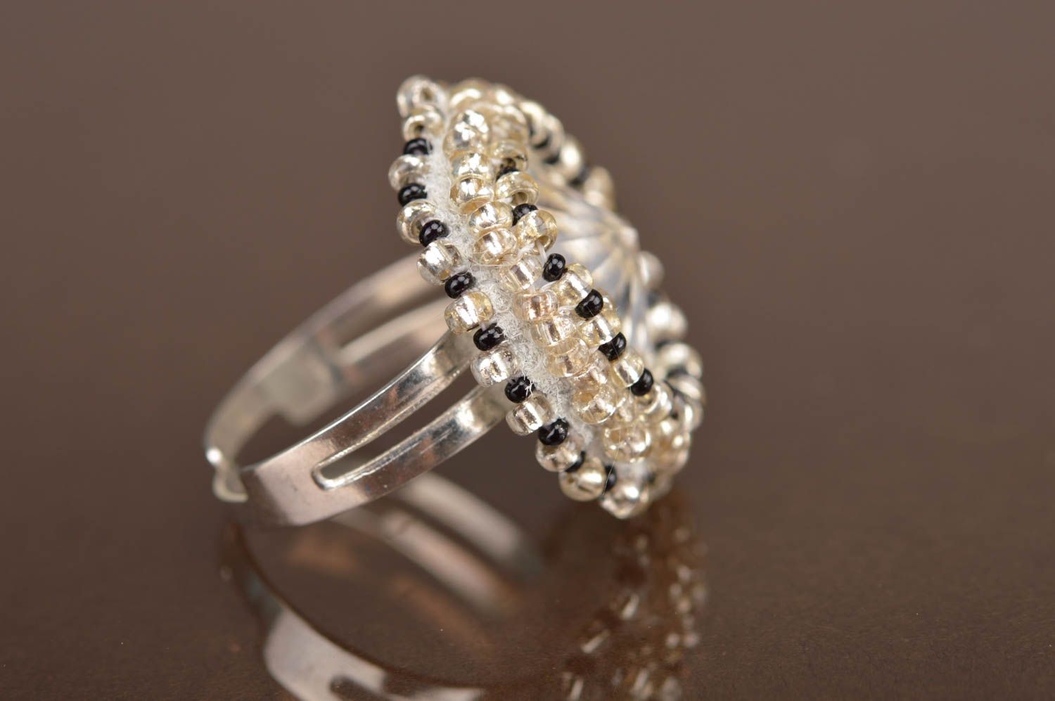 Прозрачное кольцо из бисера и кристалла ручной работы авторского дизайна фото 3