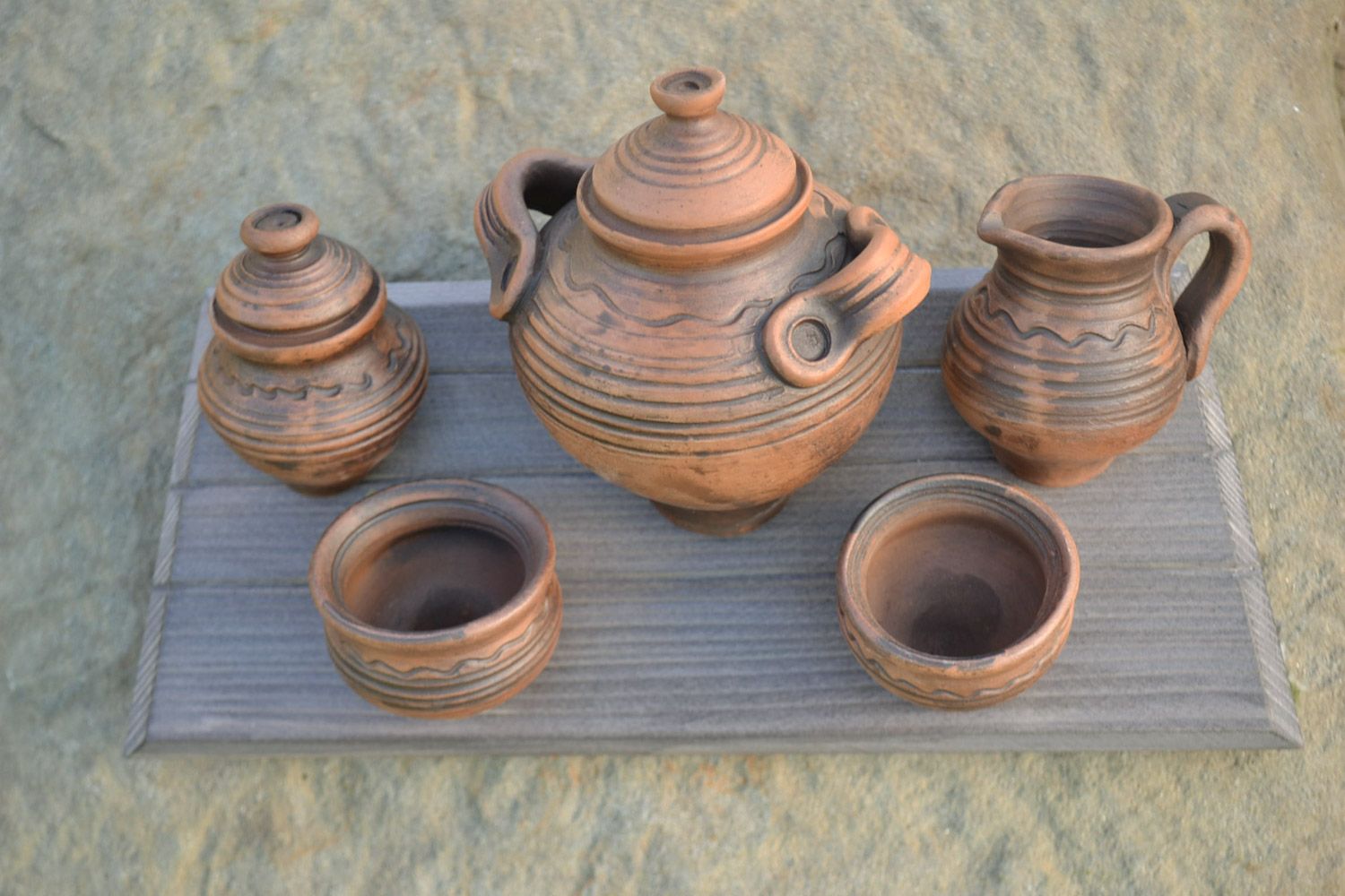 Этническое объемное панно в виде деревянной доски с глиняной посудой хэнд мэйд фото 1