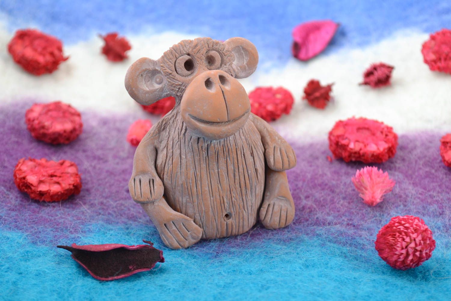 Керамическая статуэтка в виде обезьяны вылепленная вручную маленькая коричневая фото 1