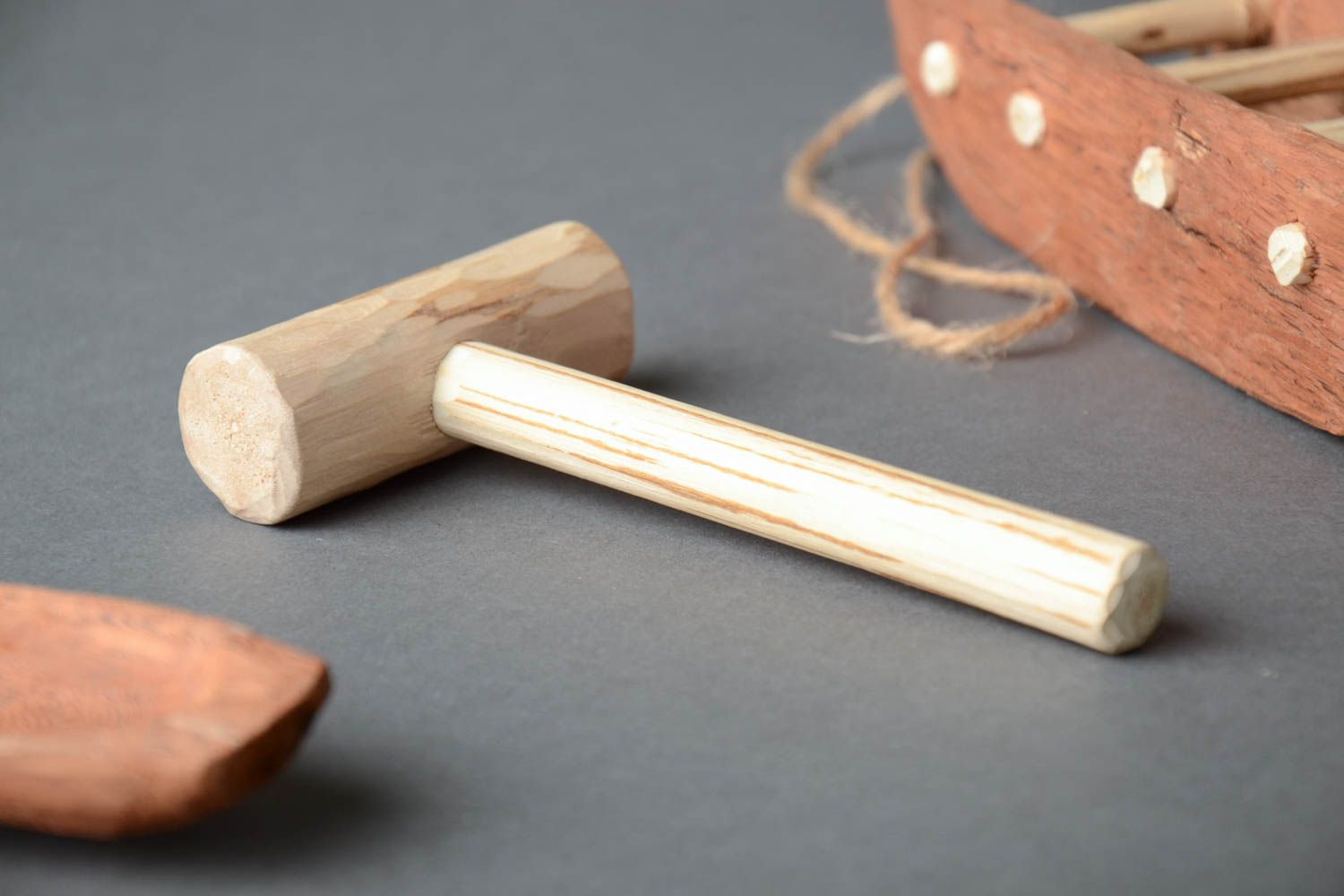 Молоток из дерева ручной работы из ольхи детская игрушка декор для дома фото 1