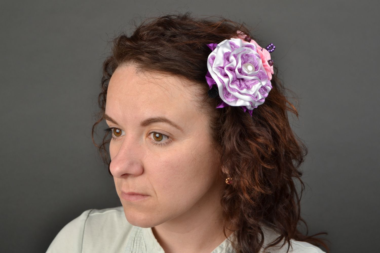 Pince à cheveux bec avec fleur en ruban de satin dentelle et perles à facette photo 2