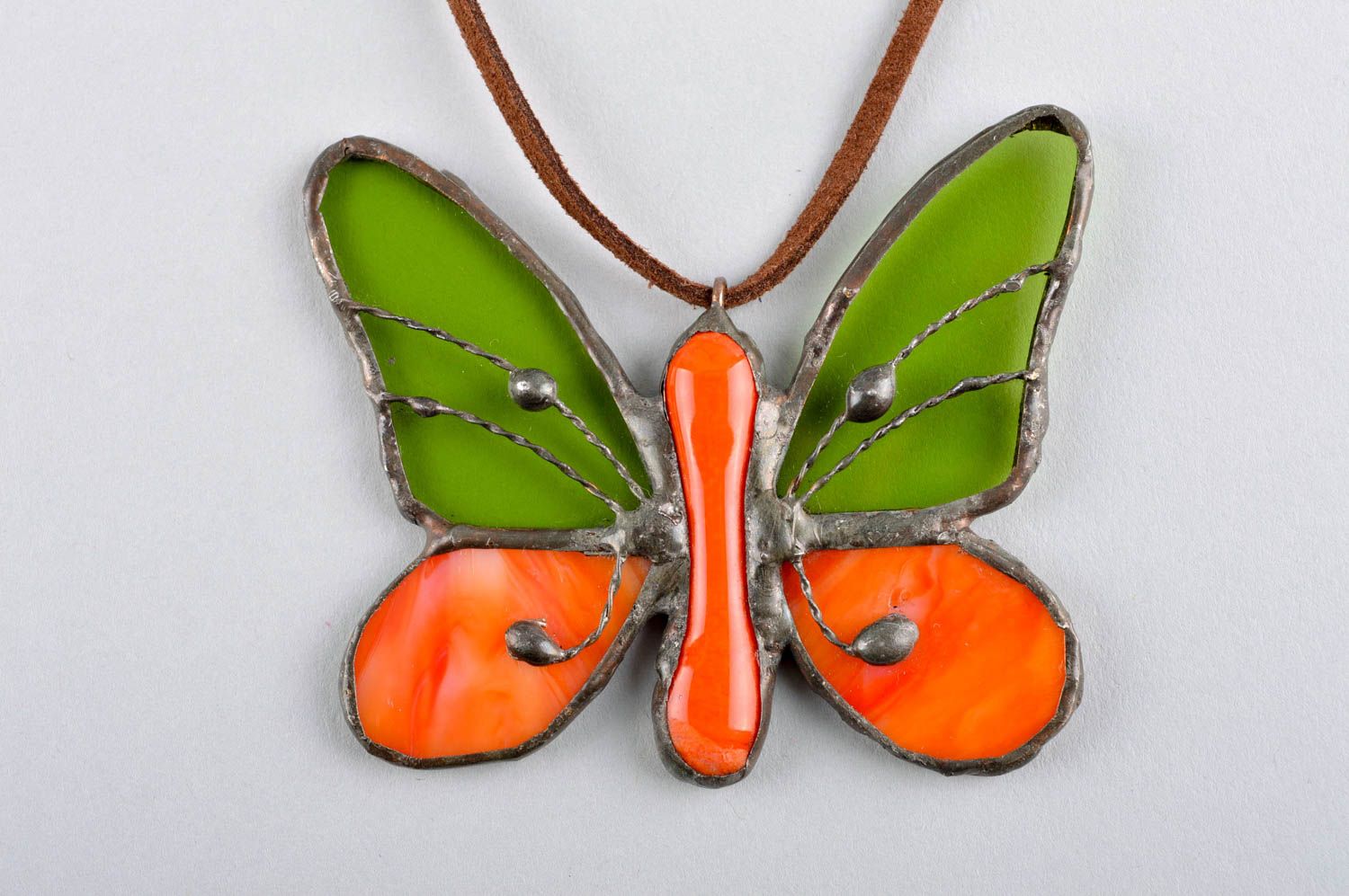 Бижутерия ручной работы украшение на шею подвеска и кулон из олова Яркая бабочка фото 3